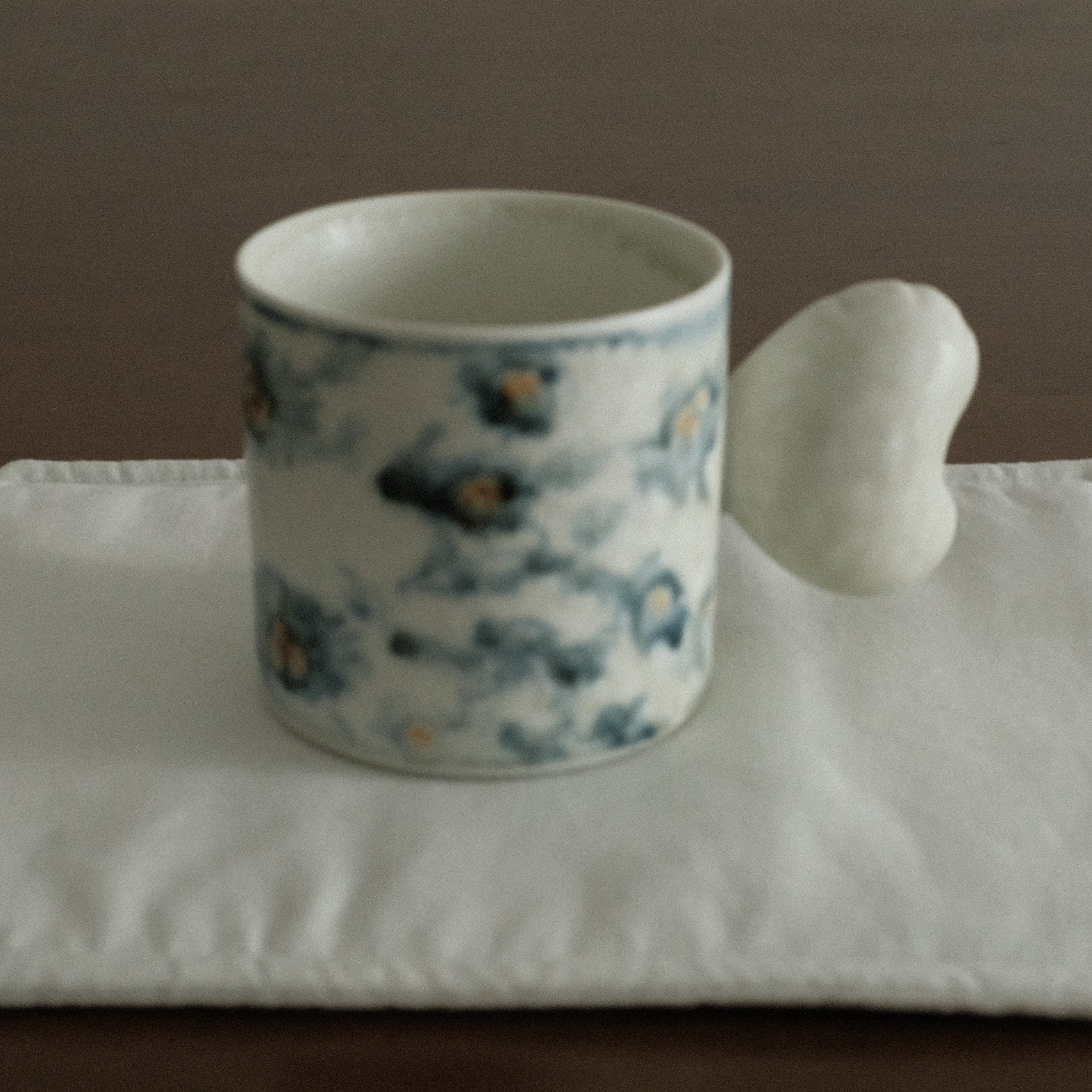 Annan Azure Retro Style Hand Painted Blue and White Floral Motifs Matte Love Shape Handle Mug Underglazed Stoneware Ceramic