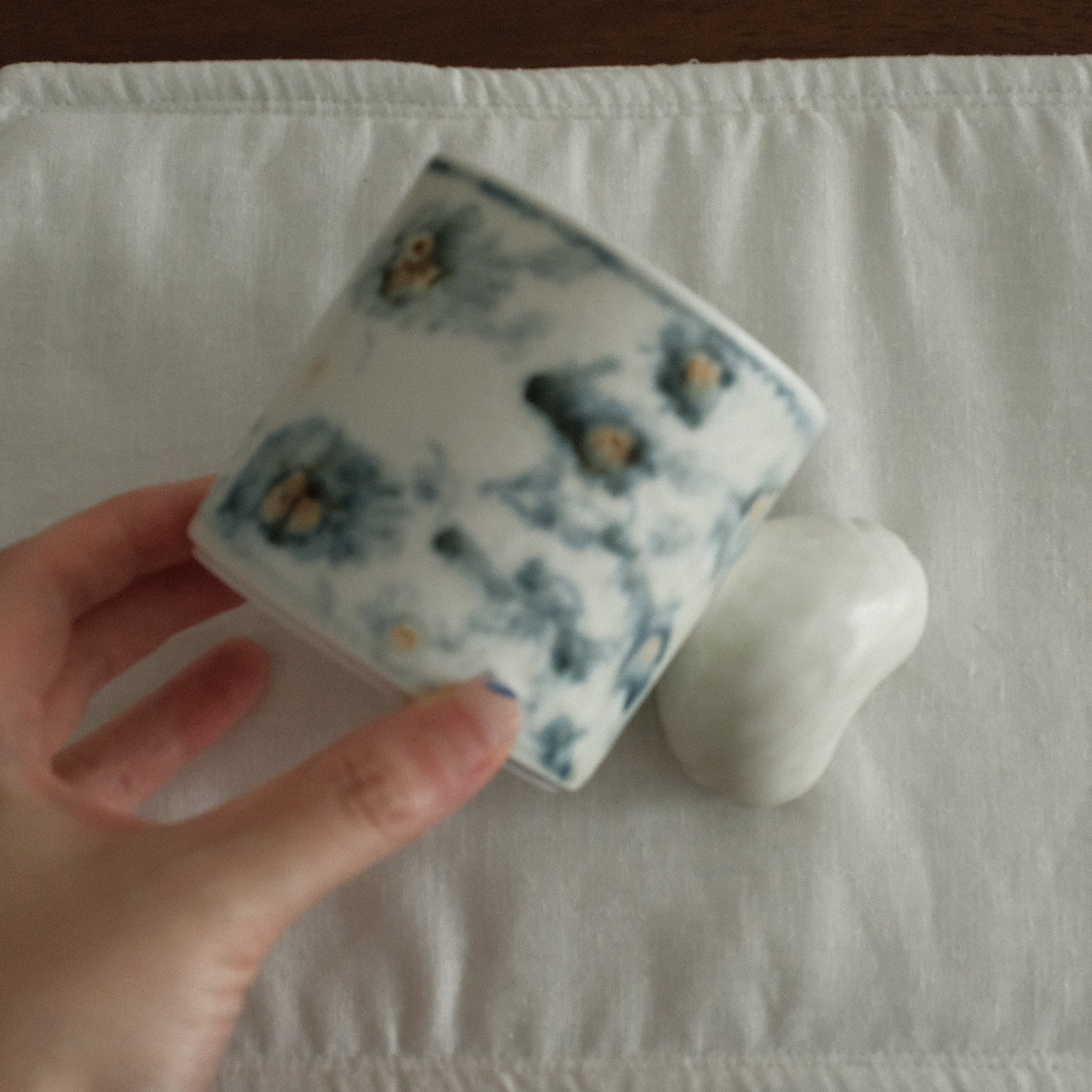 Annan Azure Retro Style Hand Painted Blue and White Floral Motifs Matte Love Shape Handle Mug Underglazed Stoneware Ceramic