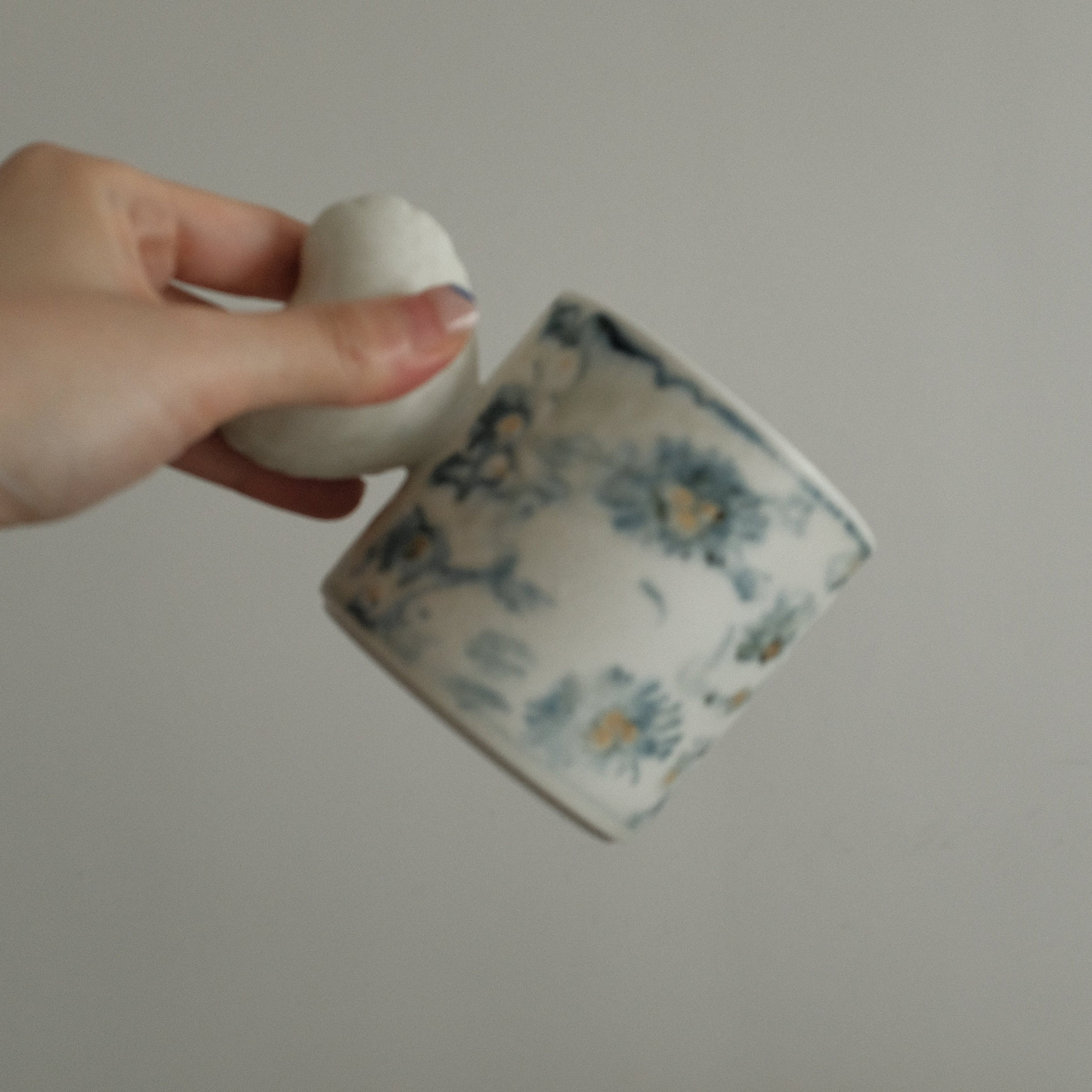 Annan Azure Retro Style Hand Painted Blue and White Floral Motifs Matte Love Shape Handle Mug Underglazed Stoneware Ceramic