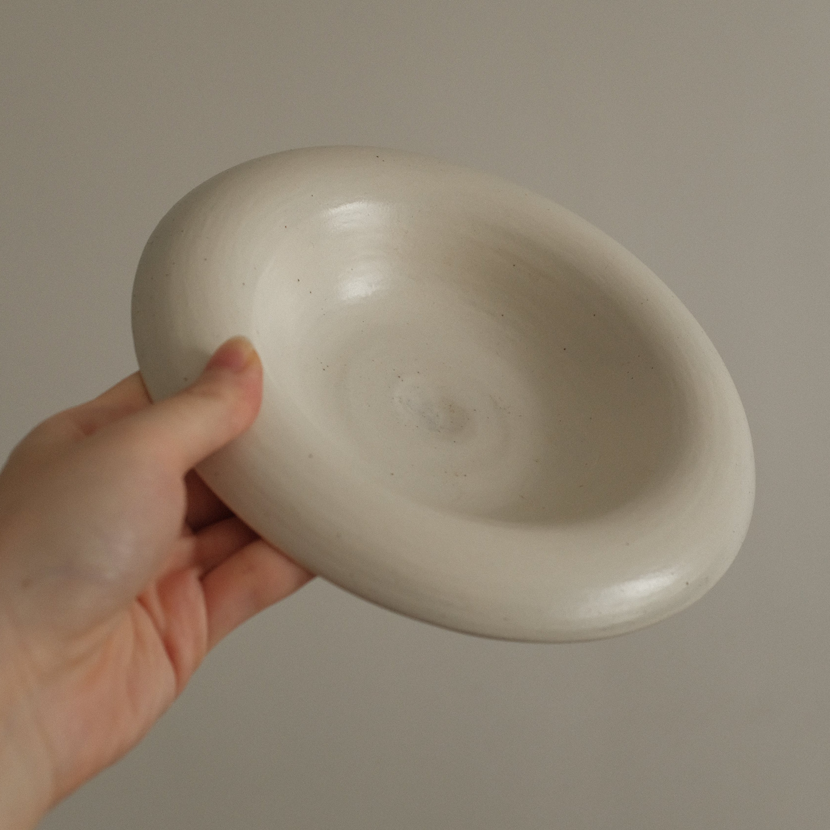 Yuli Handmade Speckled Snow White Rolled Rim Deep Plate Dish Powdered Glaze Underglazed Stoneware