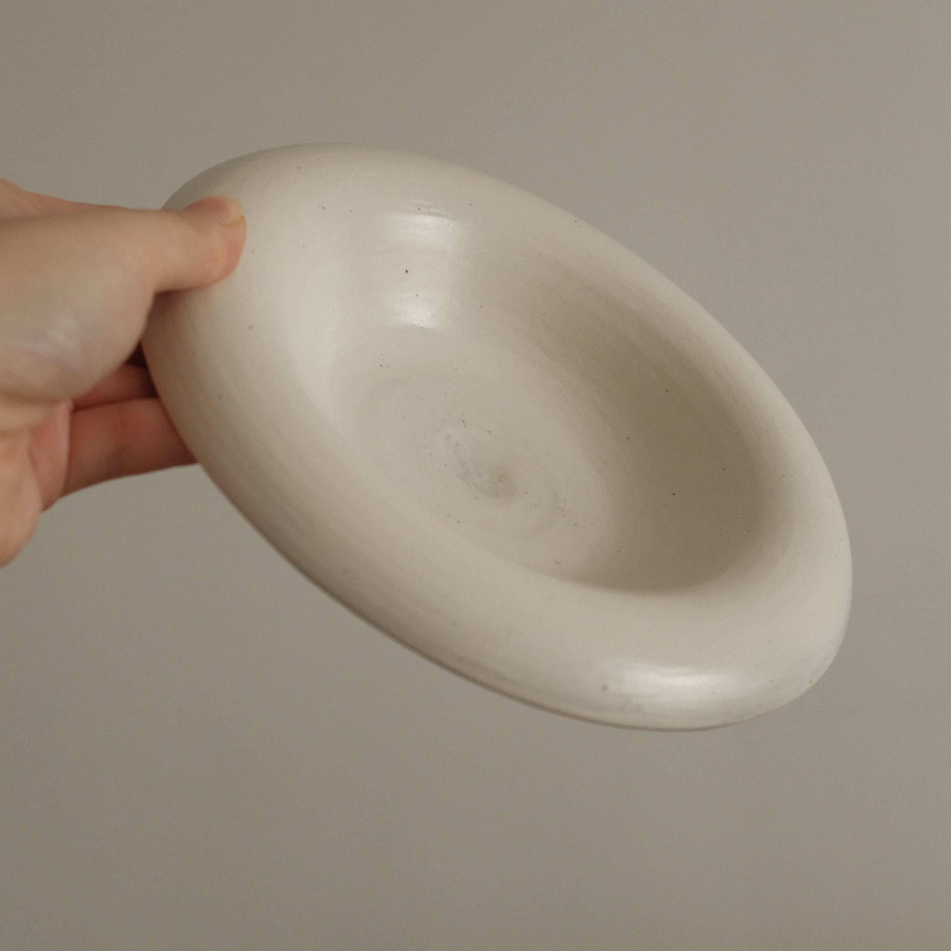 Yuli Handmade Speckled Snow White Rolled Rim Deep Plate Dish Powdered Glaze Underglazed Stoneware
