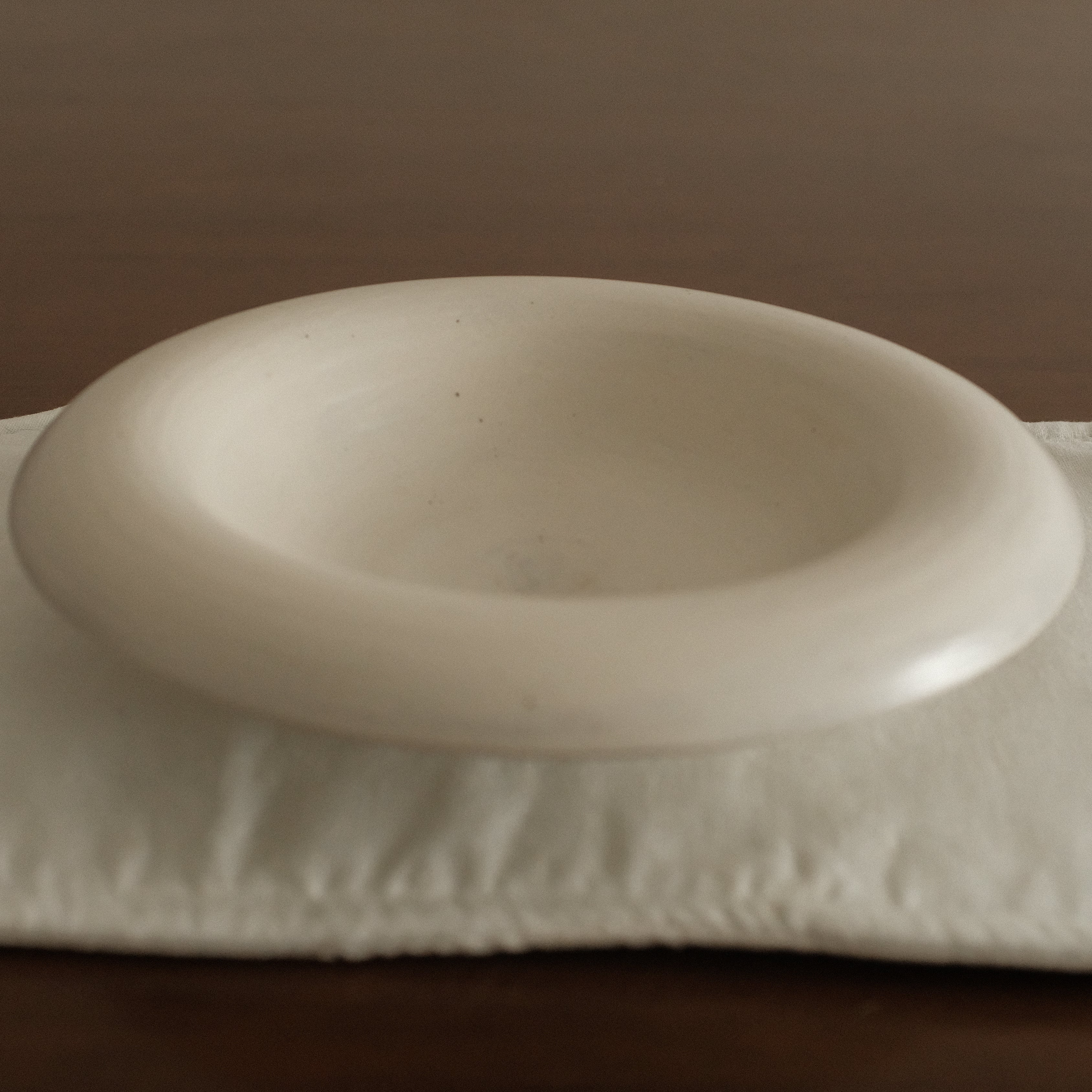 Yuli Handmade Speckled Snow White Rolled Rim Deep Plate Dish Powdered Glaze Underglazed Stoneware