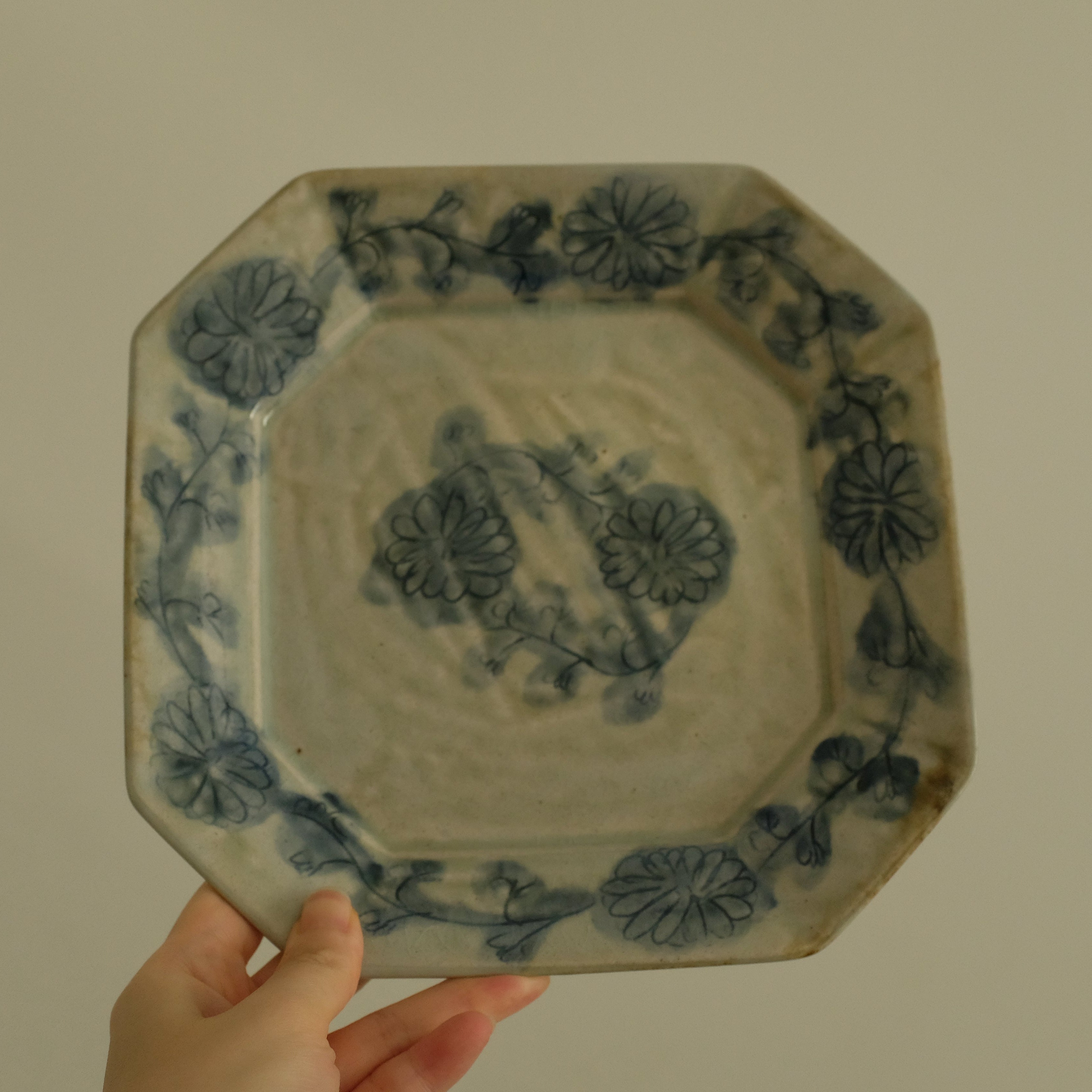 Annan Azure Retro Style Hand Painted Floral Rim Decorative Shiboride Blue White Floral Pattern Octagon Plate Underglazed Stoneware Ceramic