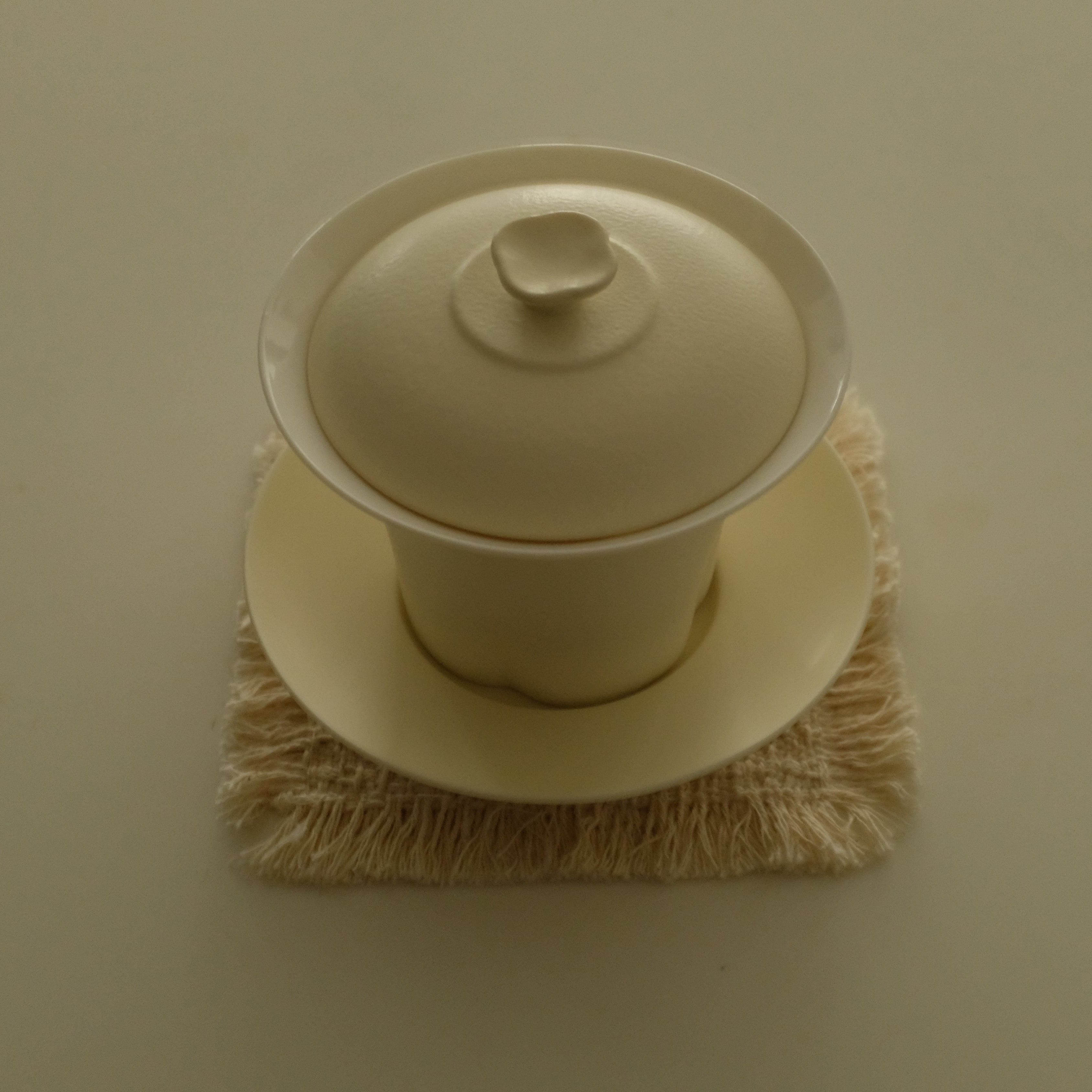 Atelier Cha Minimalistic Cream Glaze Ceramic Four Petals Clover Leaf Gong Fu Tea Set Gaiwan Lid Bowl Tea Cups Fairness Cup