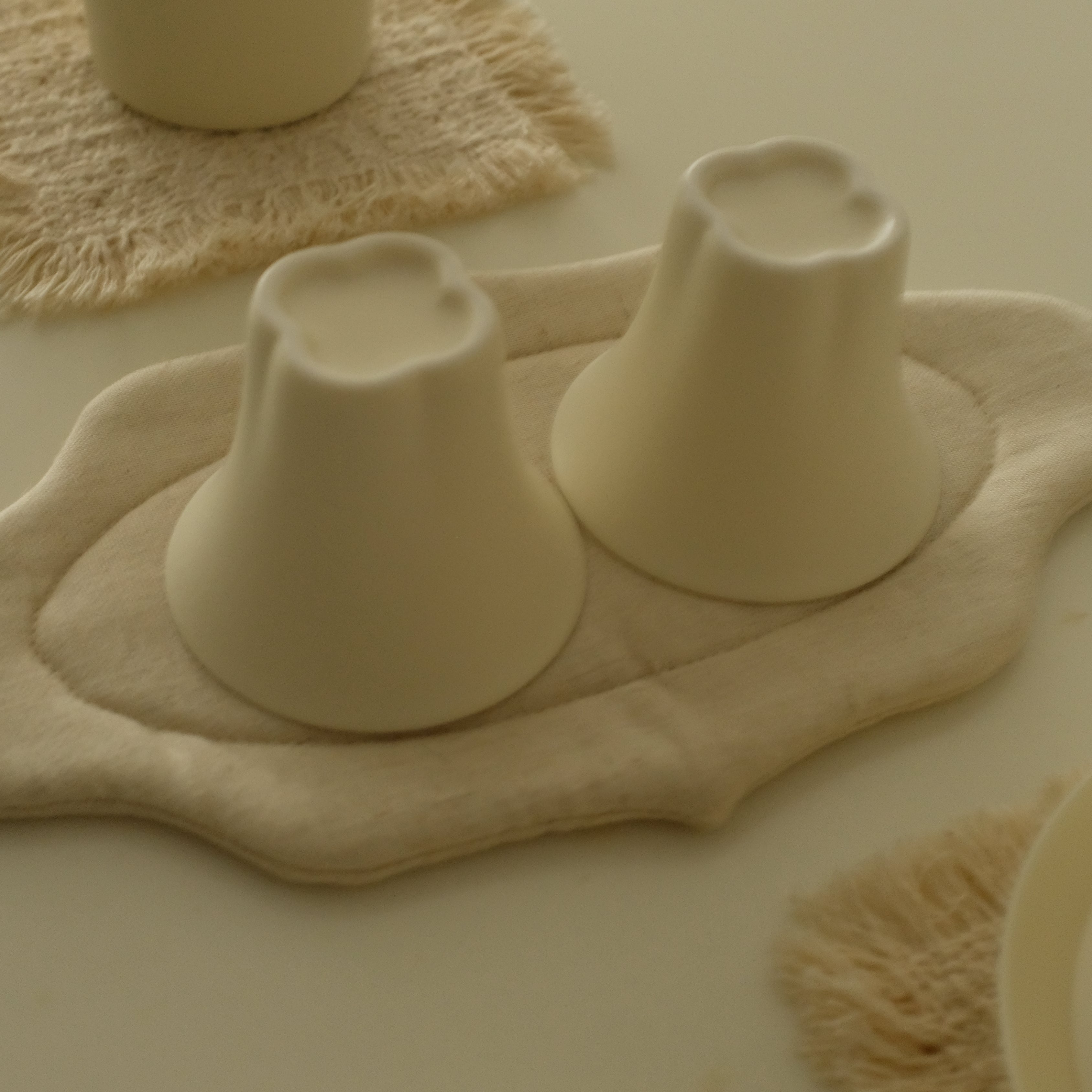 Atelier Cha Minimalistic Cream Glaze Ceramic Four Petals Clover Leaf Gong Fu Tea Set Gaiwan Lid Bowl Tea Cups Fairness Cup
