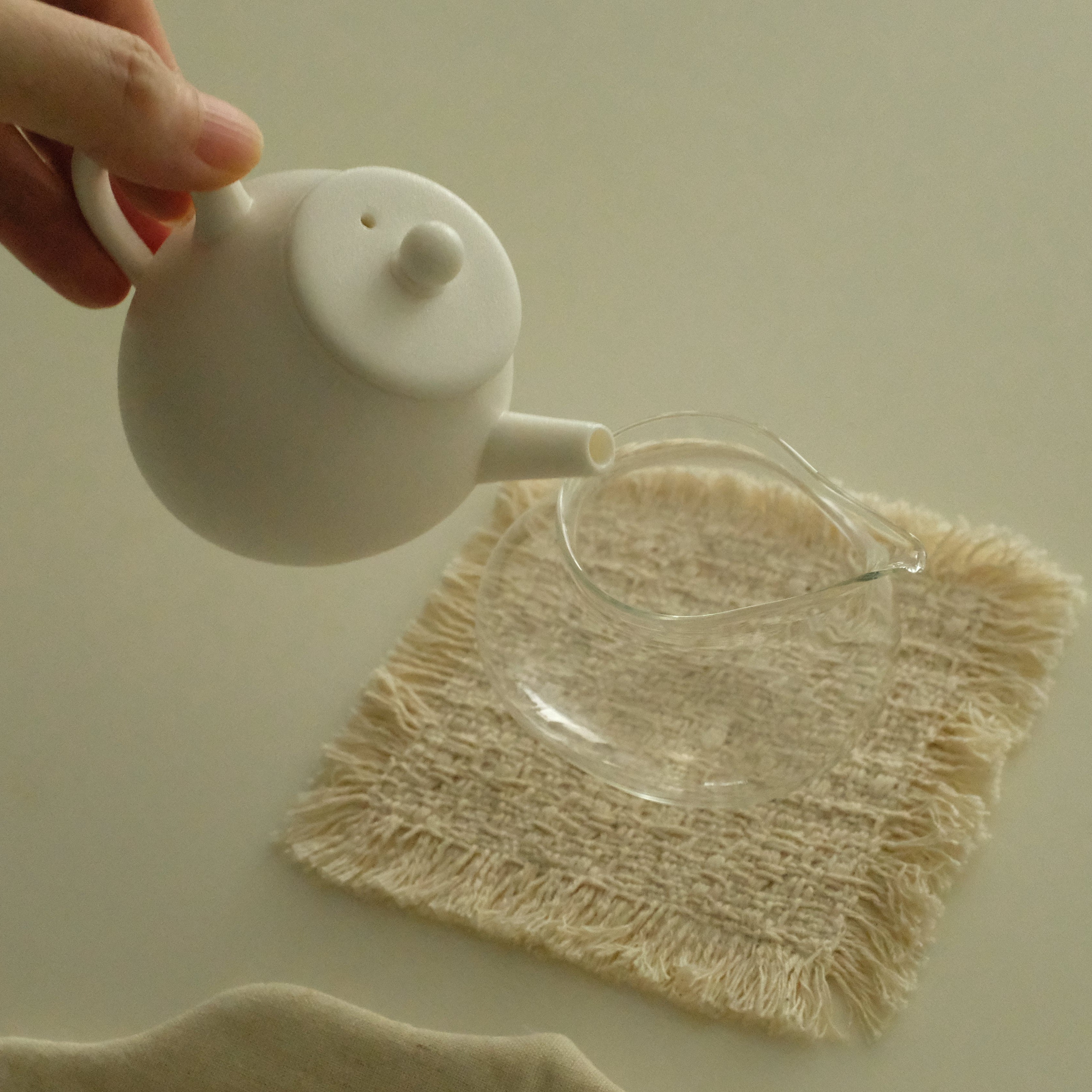 Atelier Cha Minimalistic White Porcelain Gong Fu Brew Tea Set Egg Shape Tea Pot Tea Cup Fairness Cup