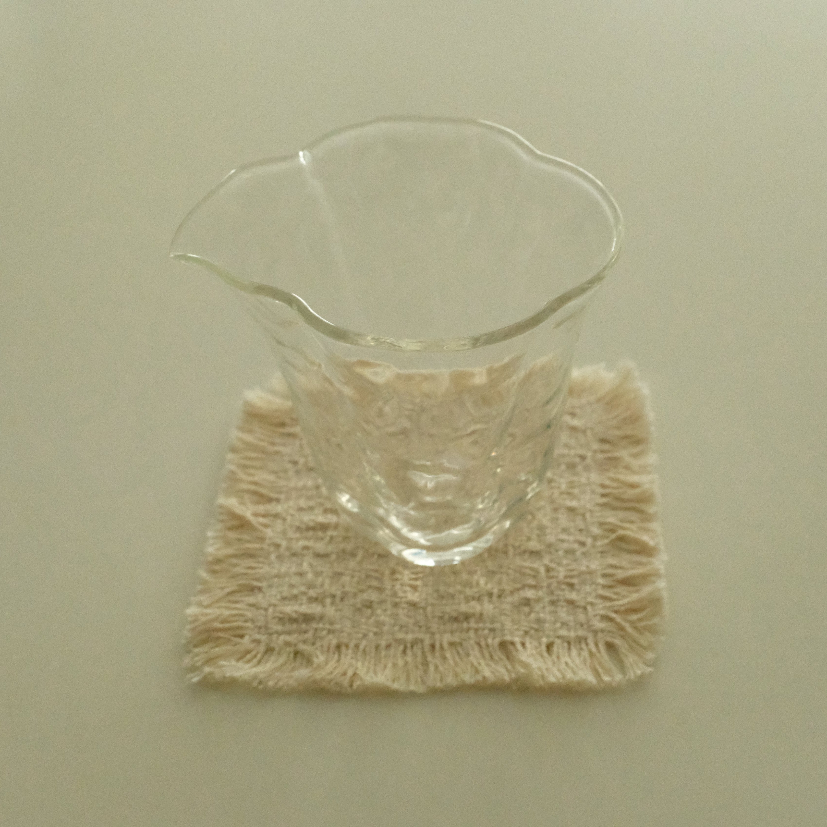 Atelier Cha Handmade Plum Blossom Hammered Finish High Borosilicate Glass Fairness Cup Tea Pitcher