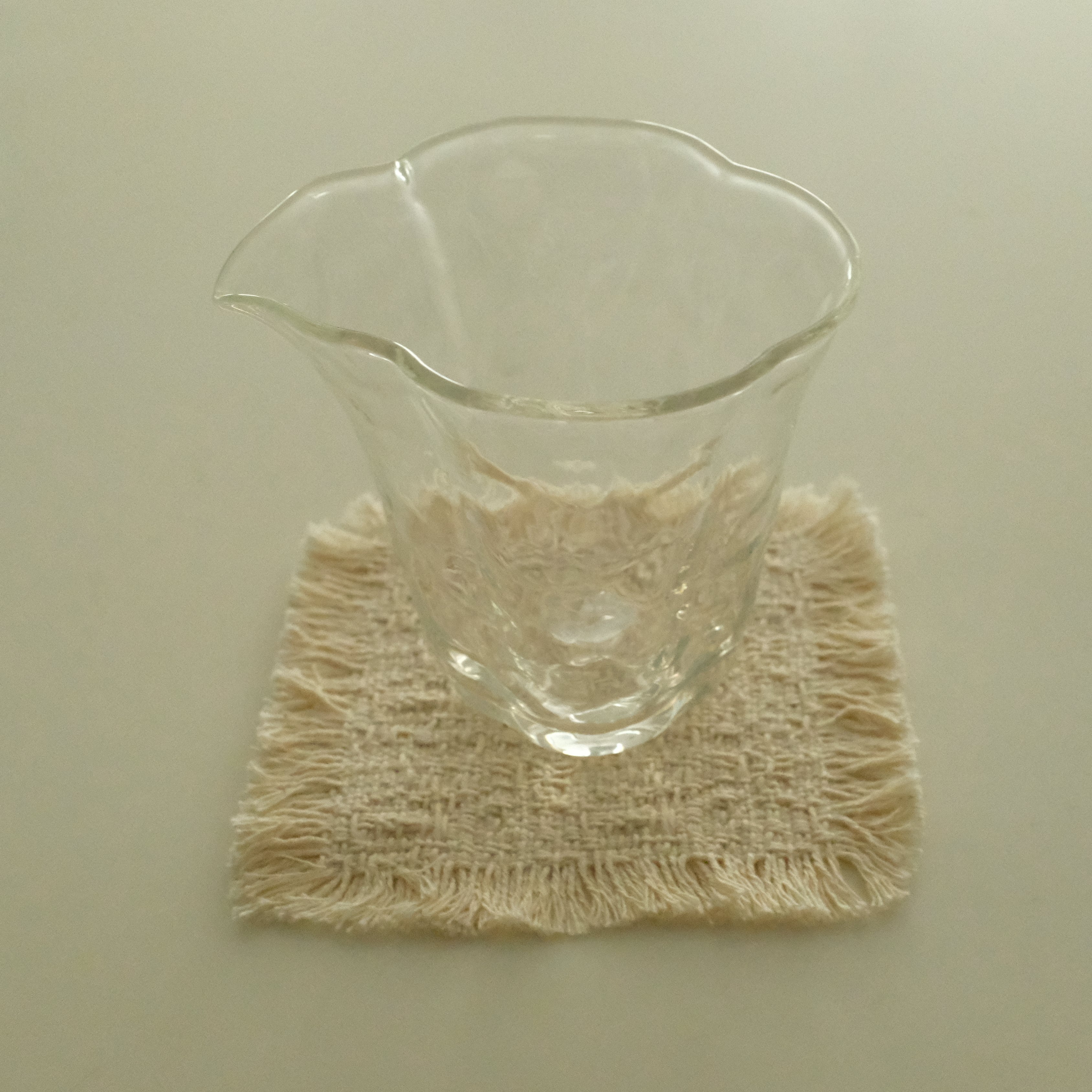 Atelier Cha Handmade Plum Blossom Hammered Finish High Borosilicate Glass Fairness Cup Tea Pitcher