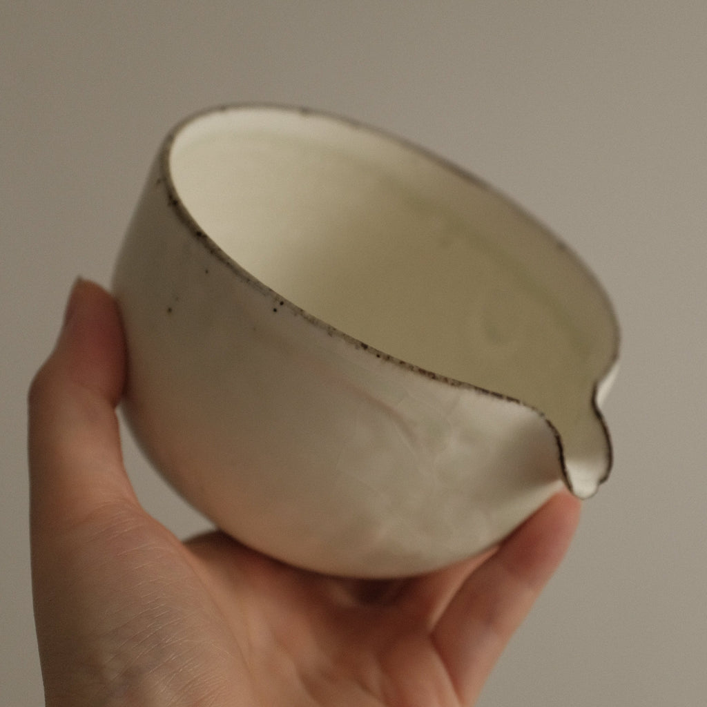 Yu Ming Handmade Matte White Green Undertones Ice Crackle Kohiki Katakuchi Matcha Bowl Powdered Glaze Stoneware 370 ml