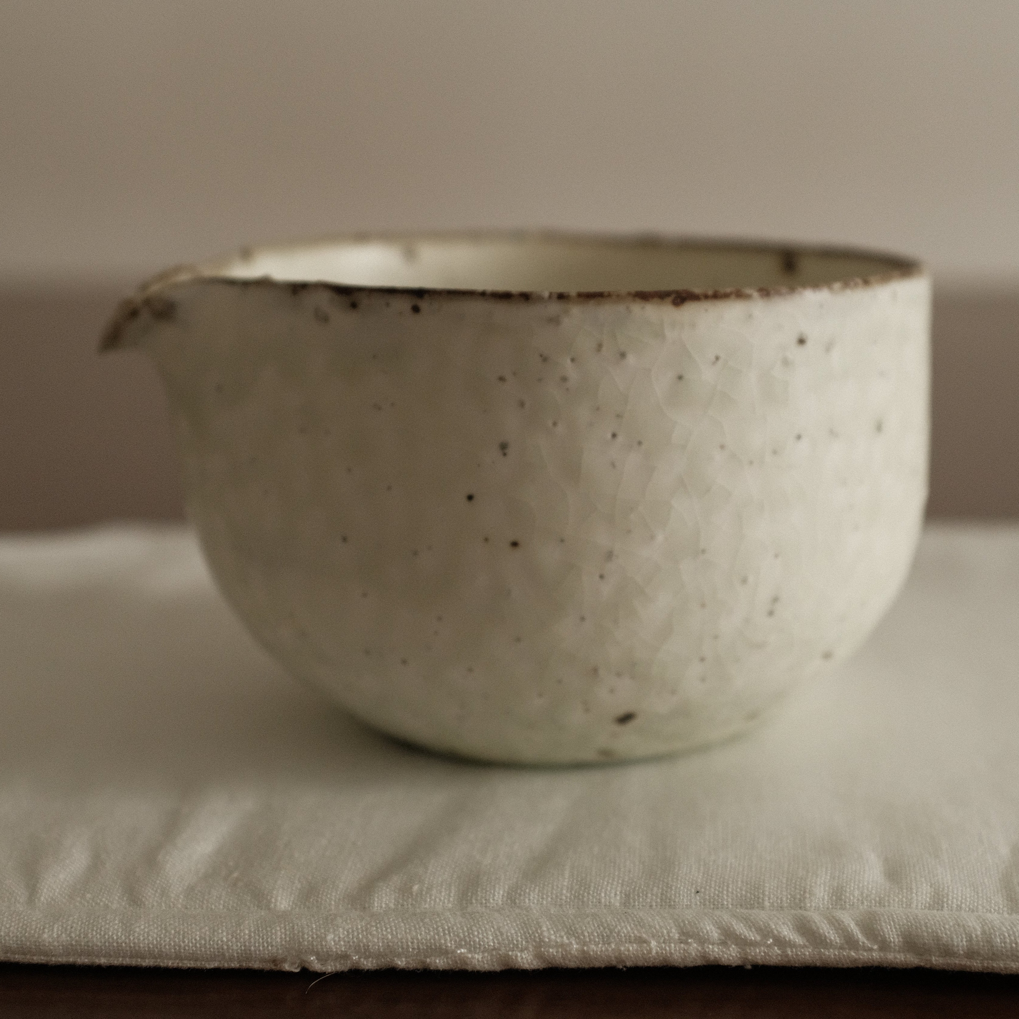 Yu Ming Handmade Matte White Green Undertones Ice Crackle Kohiki Katakuchi Matcha Bowl Powdered Glaze Stoneware 400 ml