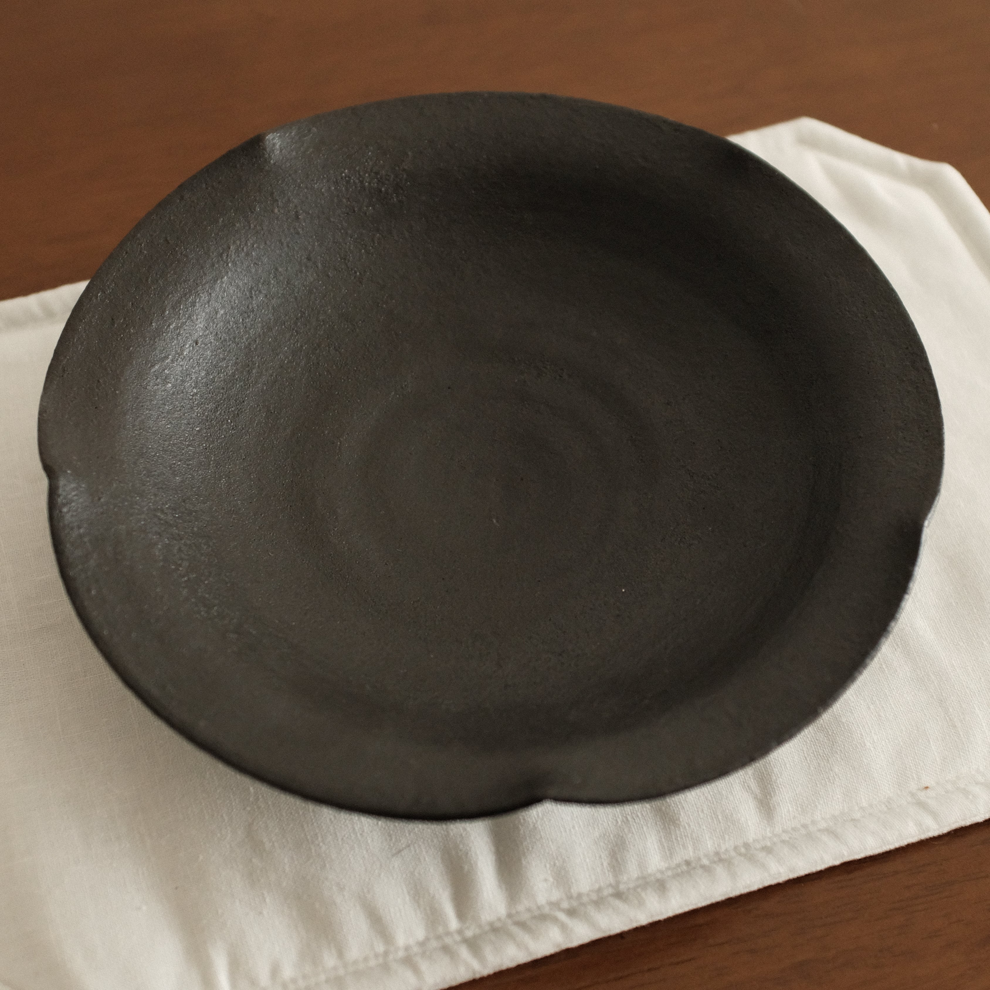 Yu Li Handmade Ebony Black Floral Rim Plate Dish Black Glaze Underglazed Stoneware