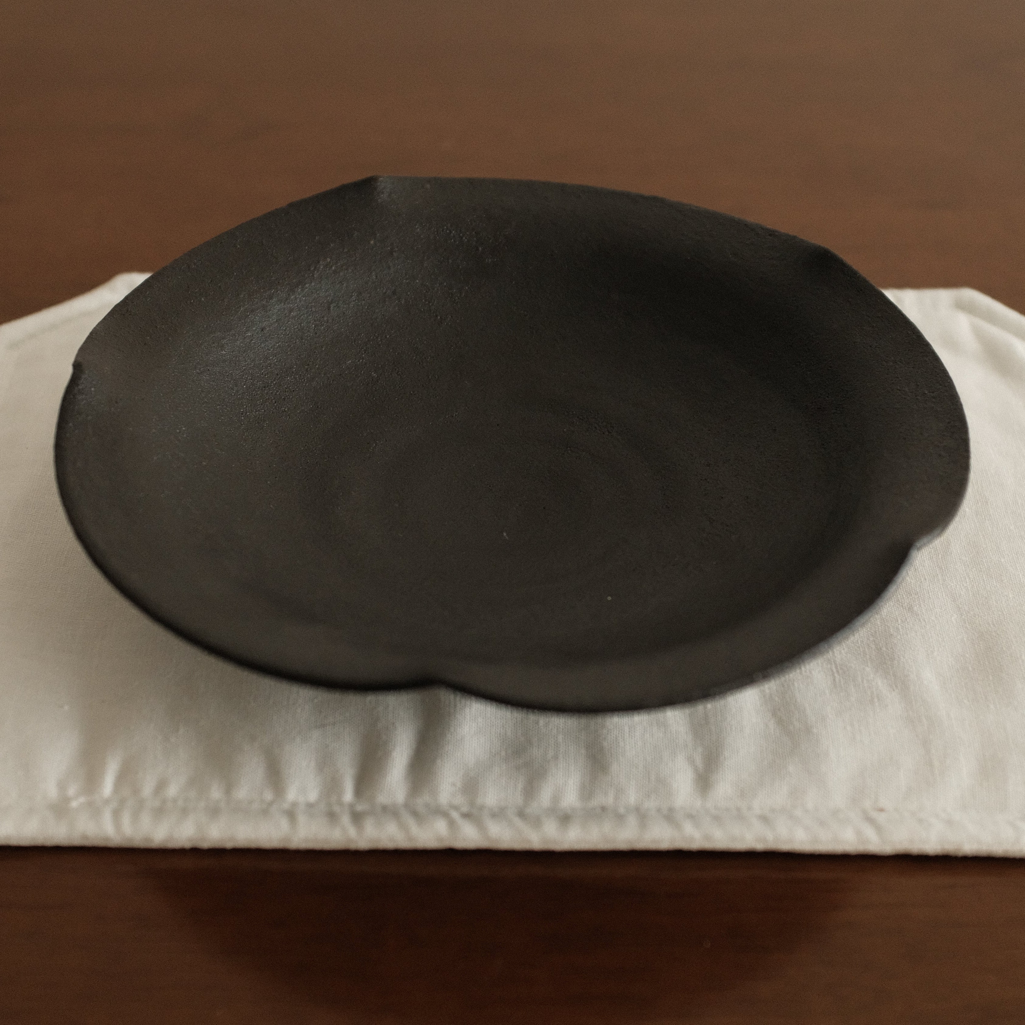 Yu Li Handmade Ebony Black Floral Rim Plate Dish Black Glaze Underglazed Stoneware