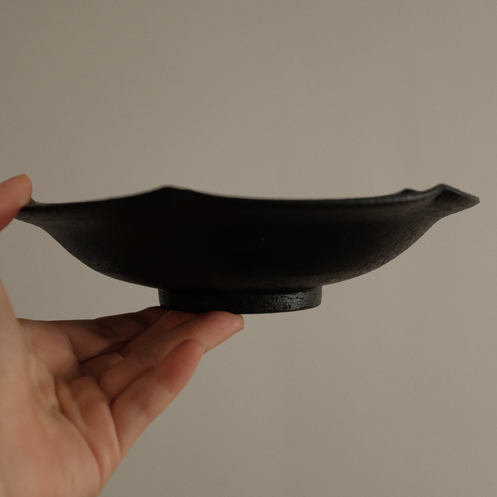 Yu Li Handmade Ebony Black Floral Rim Plate Dish Black Glaze Underglazed Stoneware