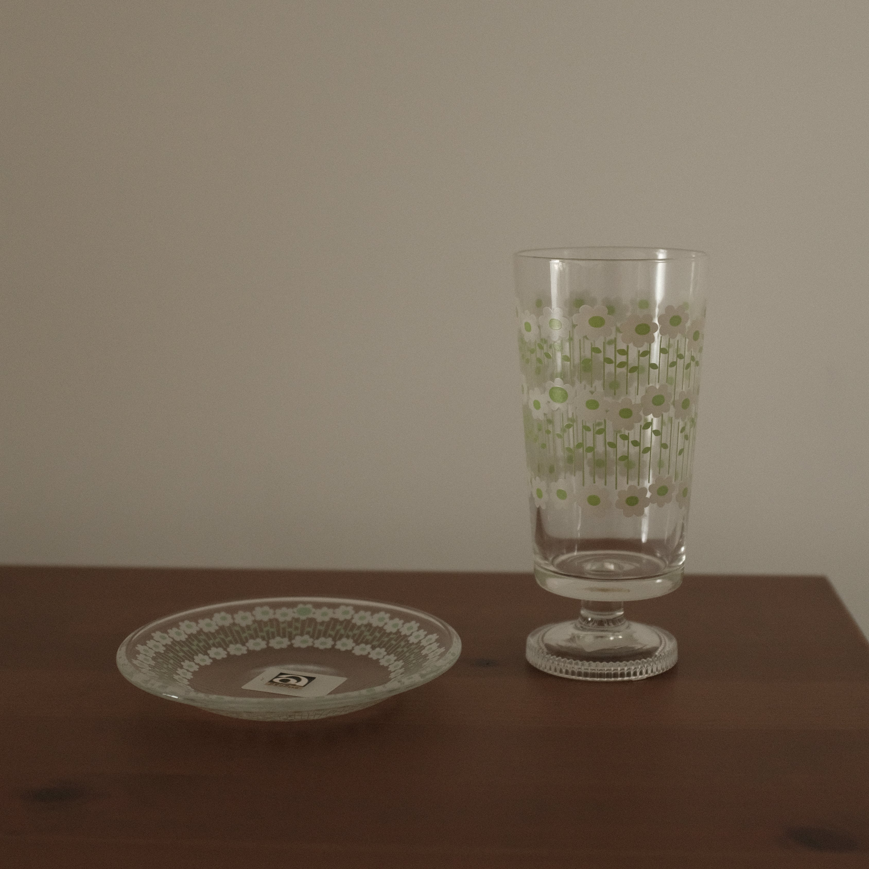 Aderia Retro Japan Rhapsody White Flowers Glass with Legs and Plate Gift Set