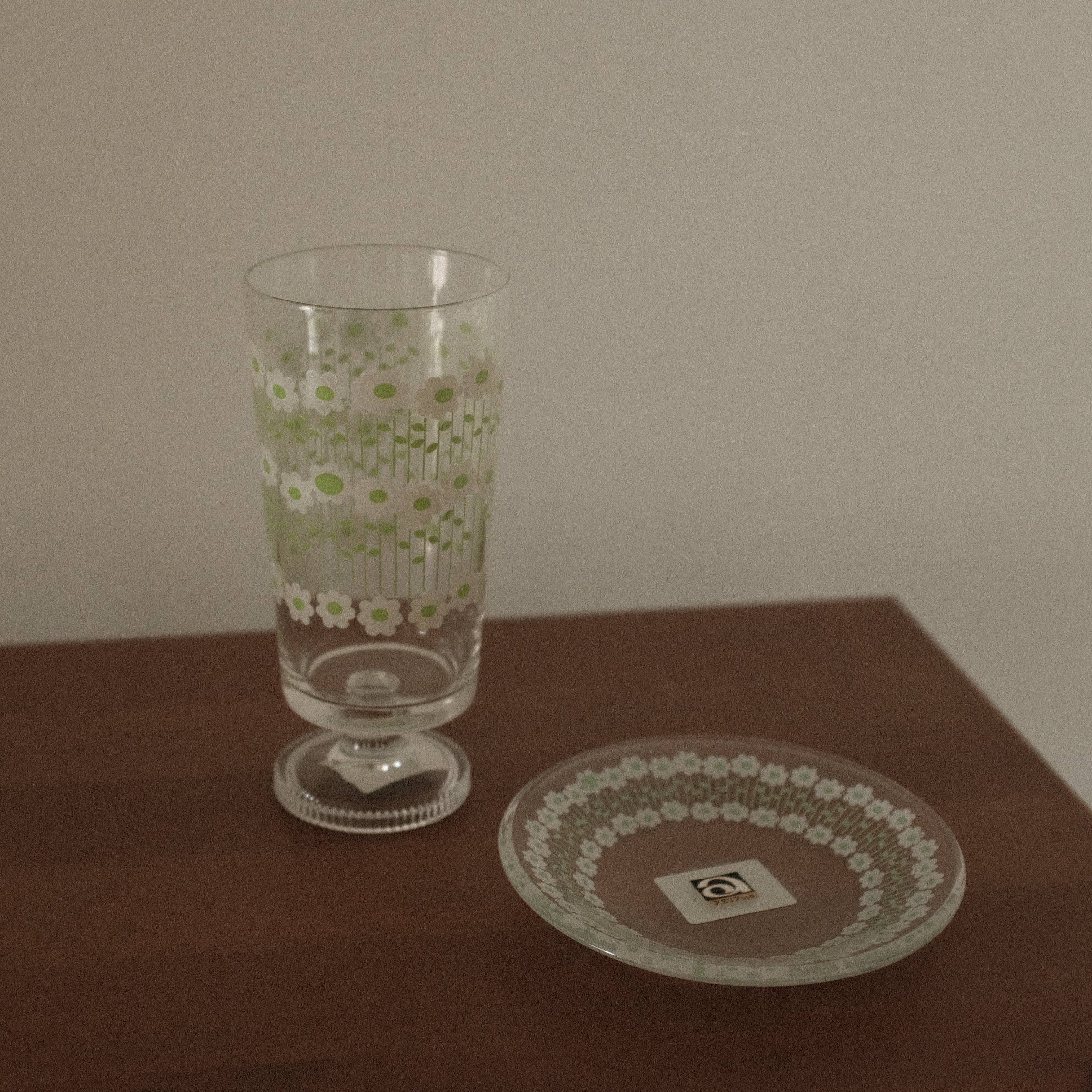 Aderia Retro Japan Rhapsody White Flowers Glass with Legs and Plate Gift Set