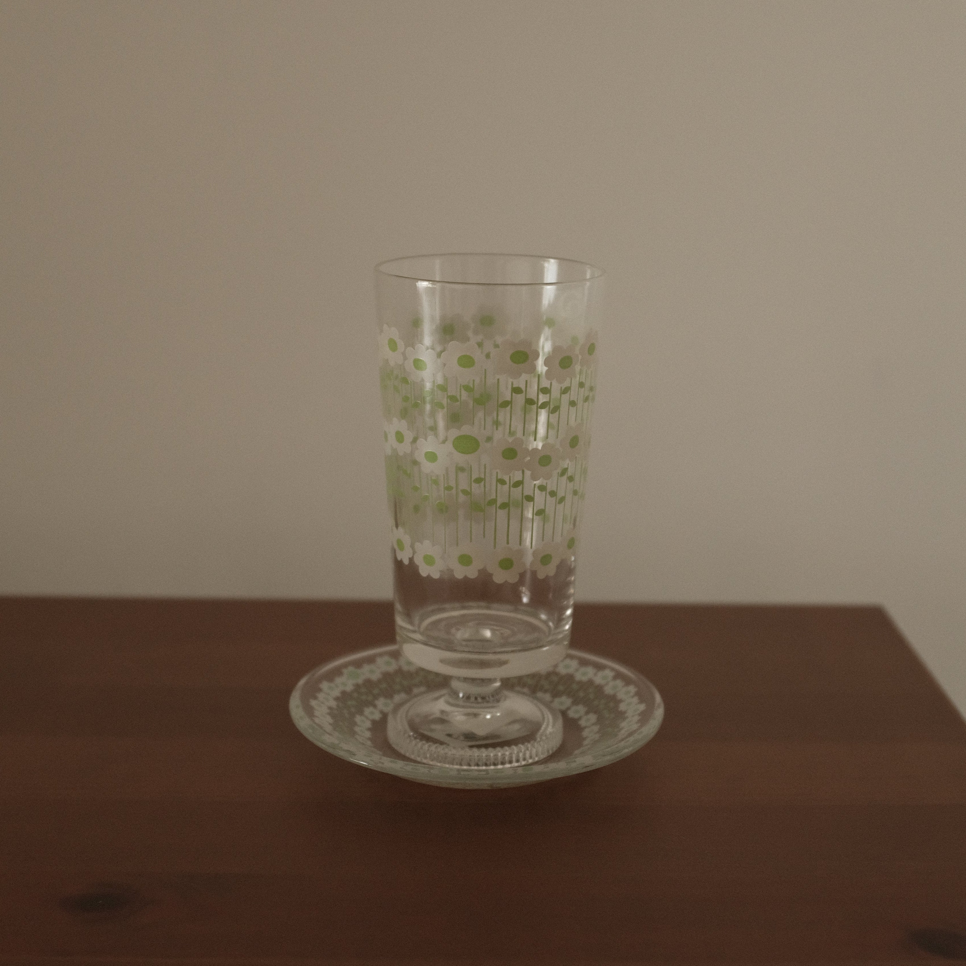 Aderia Retro Japan Rhapsody White Flowers Glass with Legs and Plate Gift Set