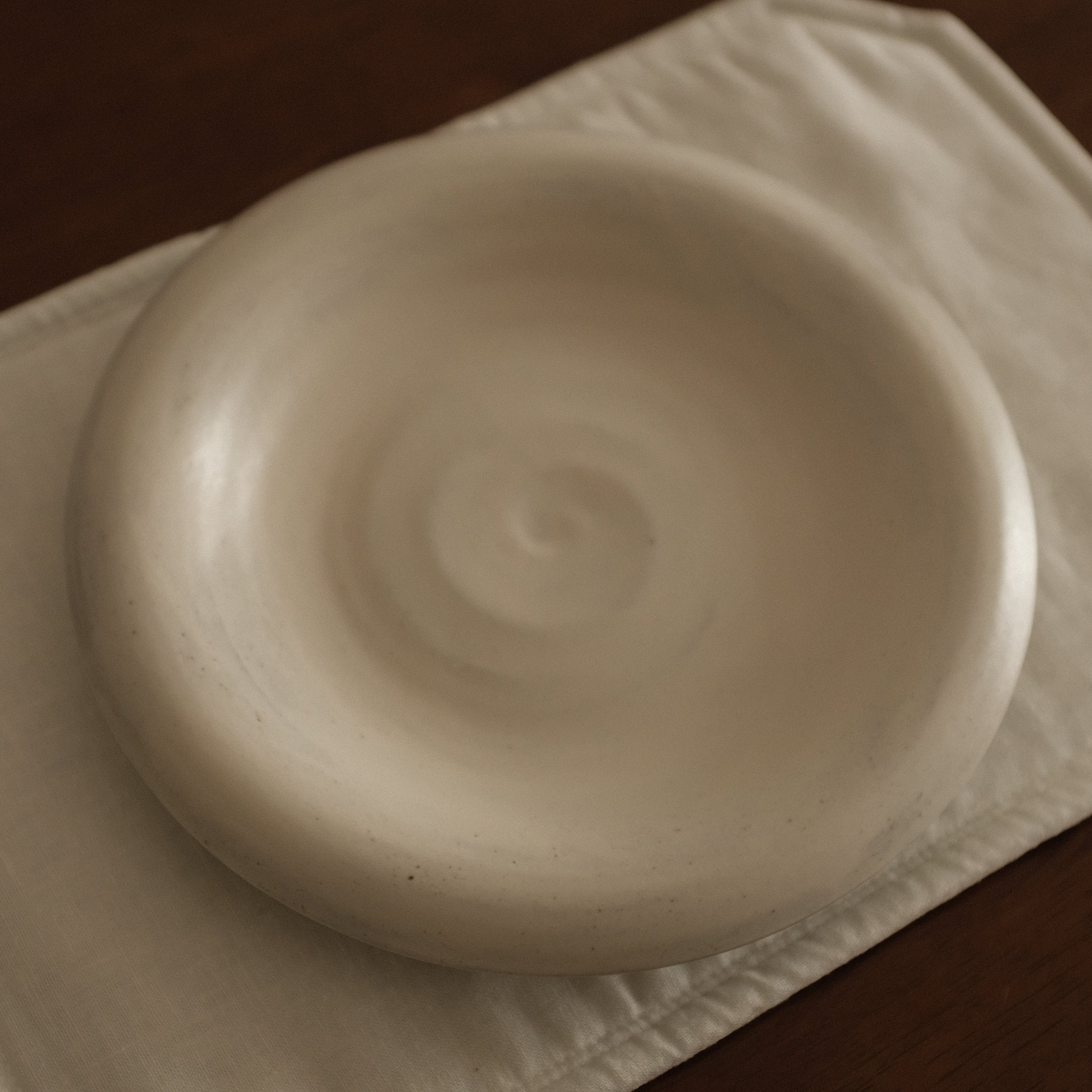 Yuli Handmade White Rolled Rim Shallow Plate Dish Powdered Glaze Underglazed Stoneware