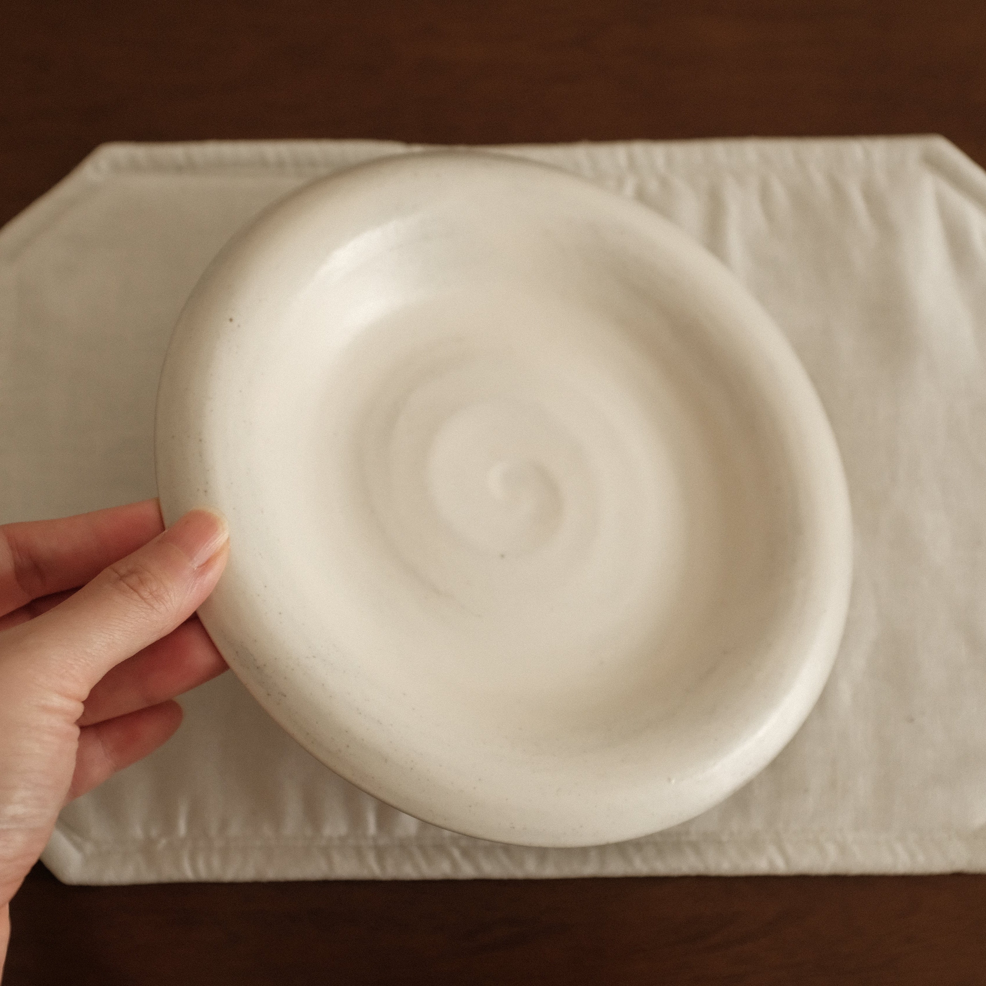 Yuli Handmade White Rolled Rim Shallow Plate Dish Powdered Glaze Underglazed Stoneware