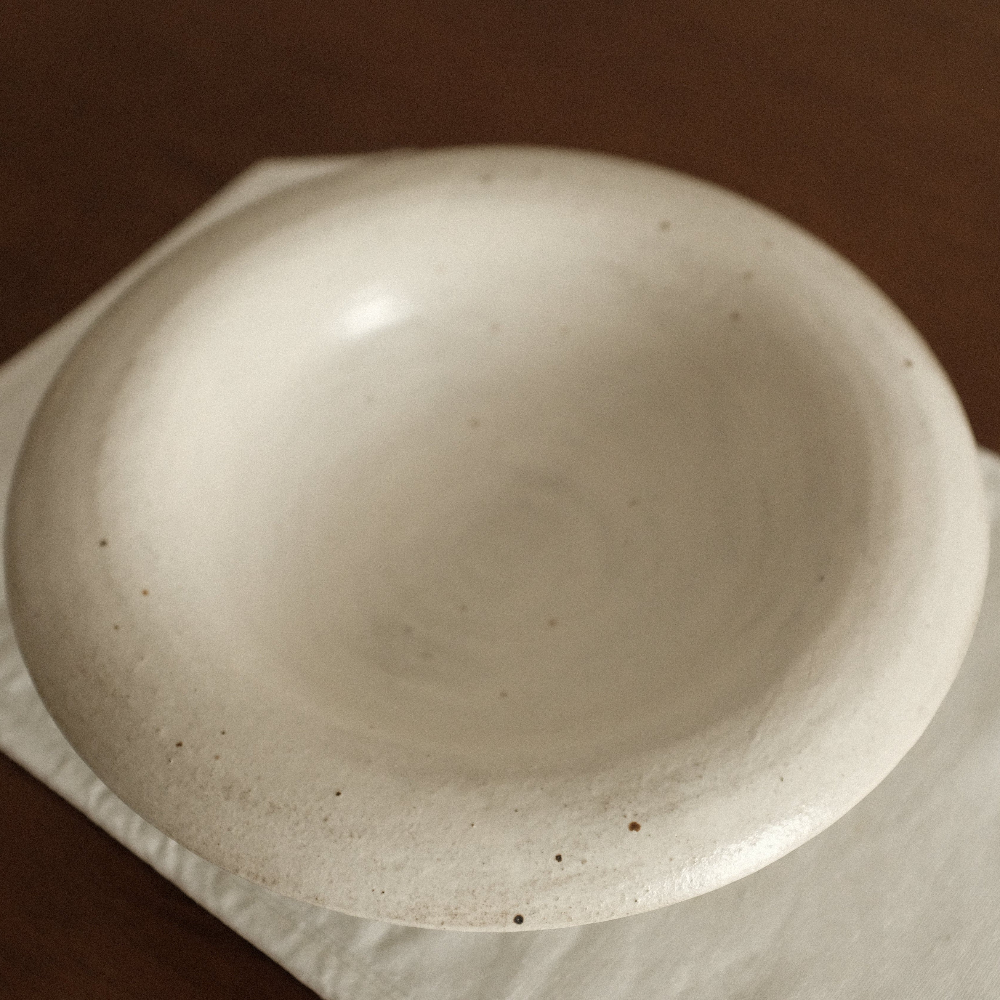 Yuli Handmade Speckled Snow White Rolled Rim Deep Plate Dish Powdered Glaze Underglazed Stoneware