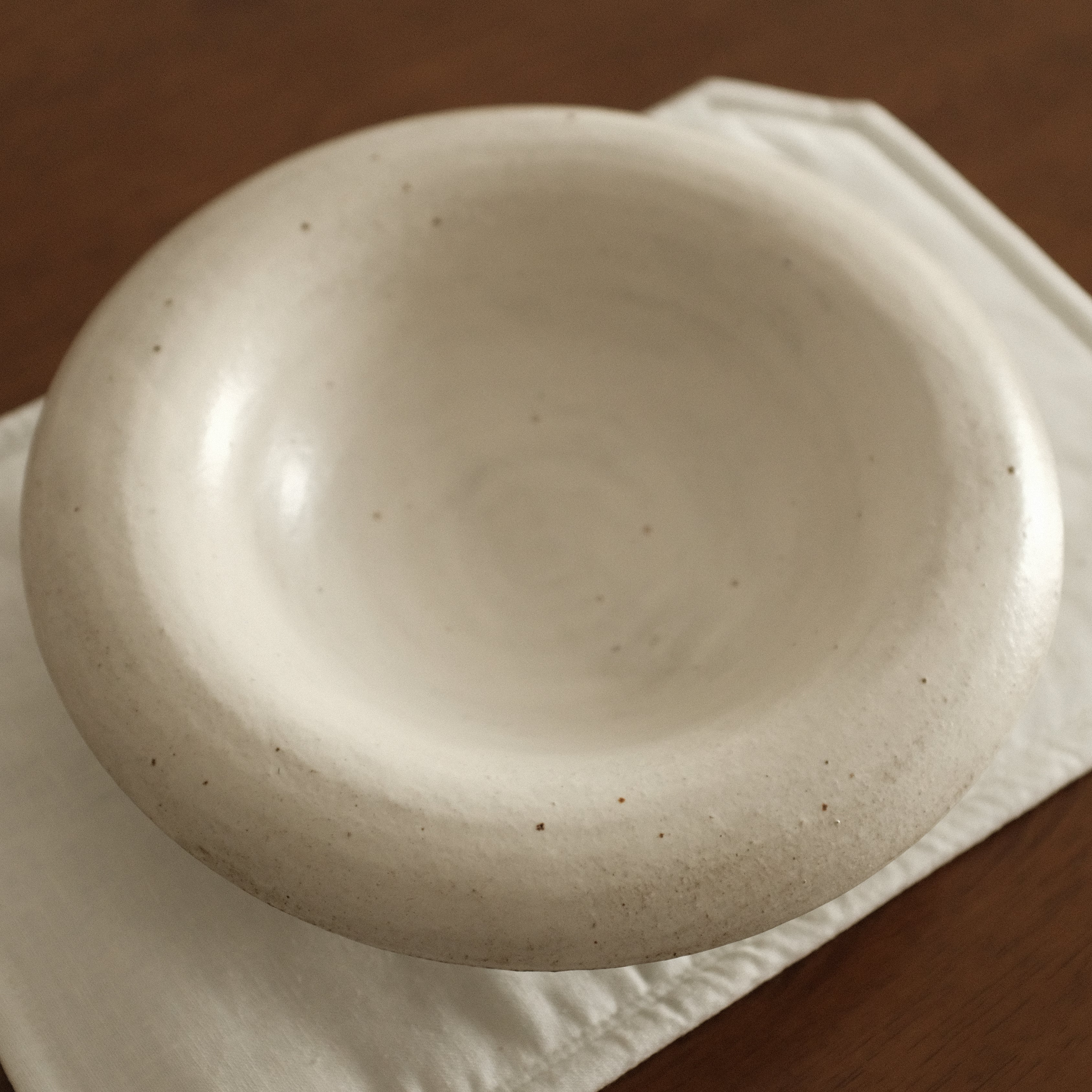 Yuli Handmade Speckled Snow White Rolled Rim Deep Plate Dish Powdered Glaze Underglazed Stoneware