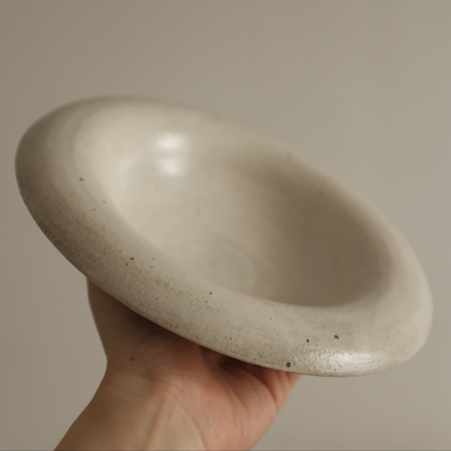 Yuli Handmade Speckled Snow White Rolled Rim Deep Plate Dish Powdered Glaze Underglazed Stoneware