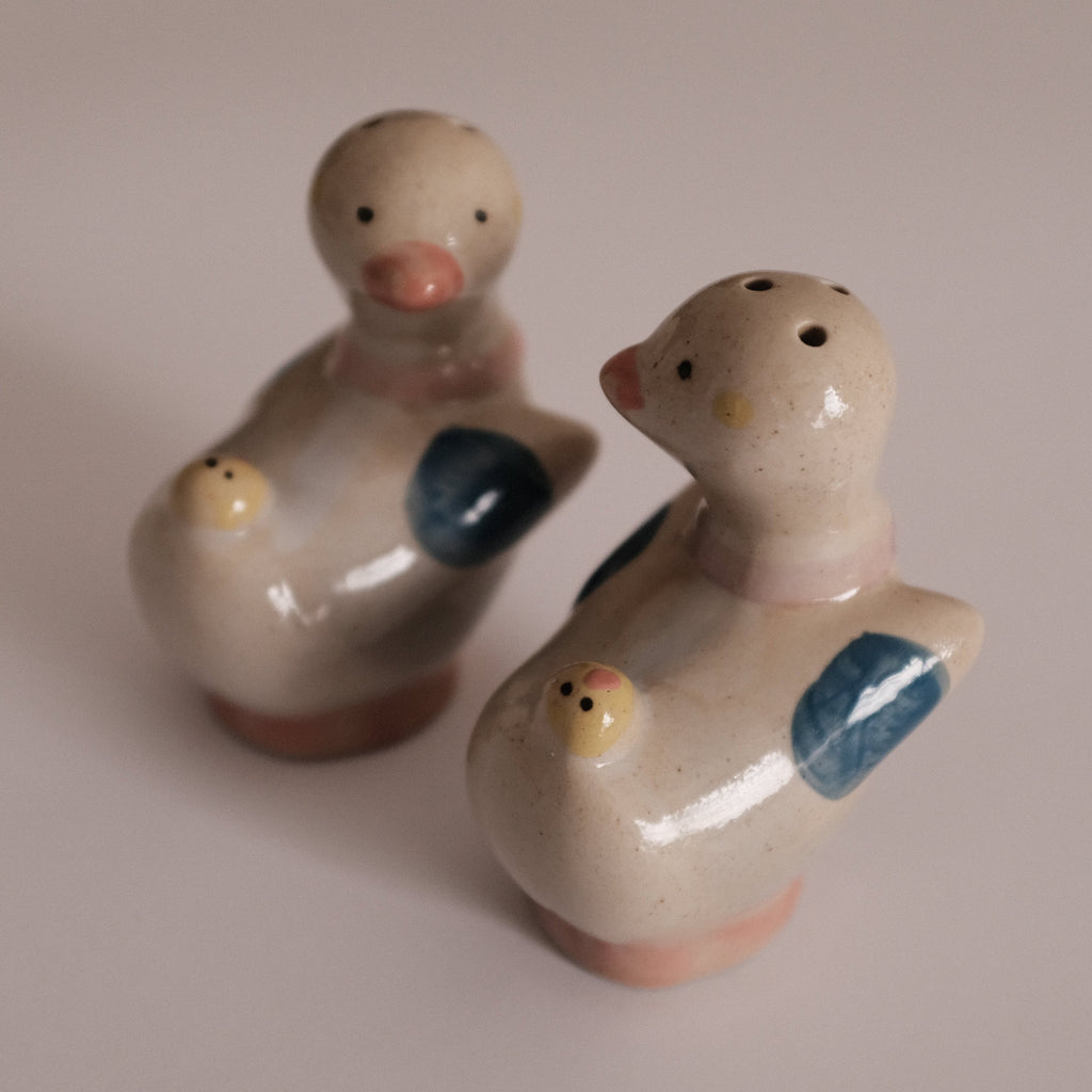 DAISY Duck Retro Ceramic Salt Pepper Condiment Shaker Bottle Duo Set