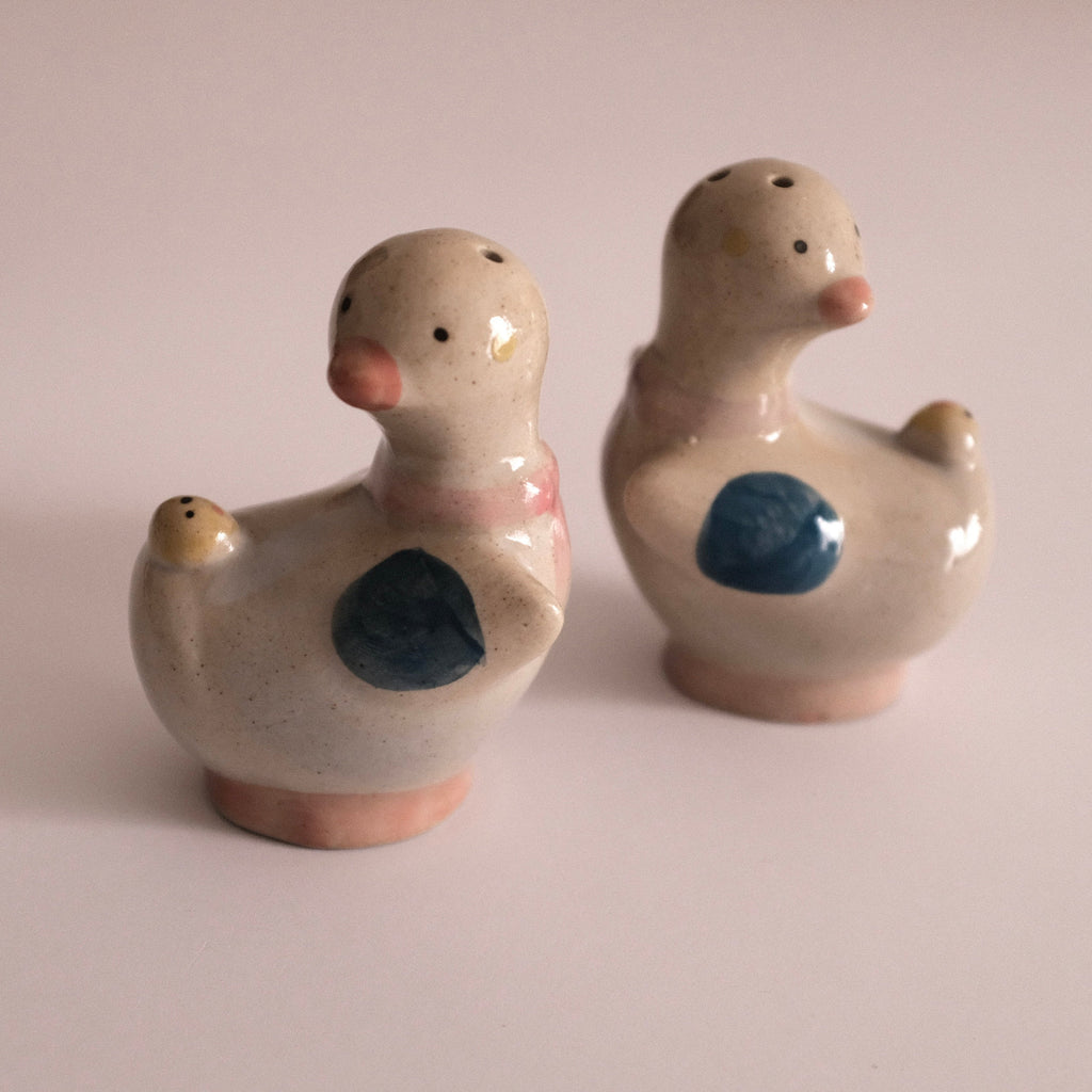 DAISY Duck Retro Ceramic Salt Pepper Condiment Shaker Bottle Duo Set
