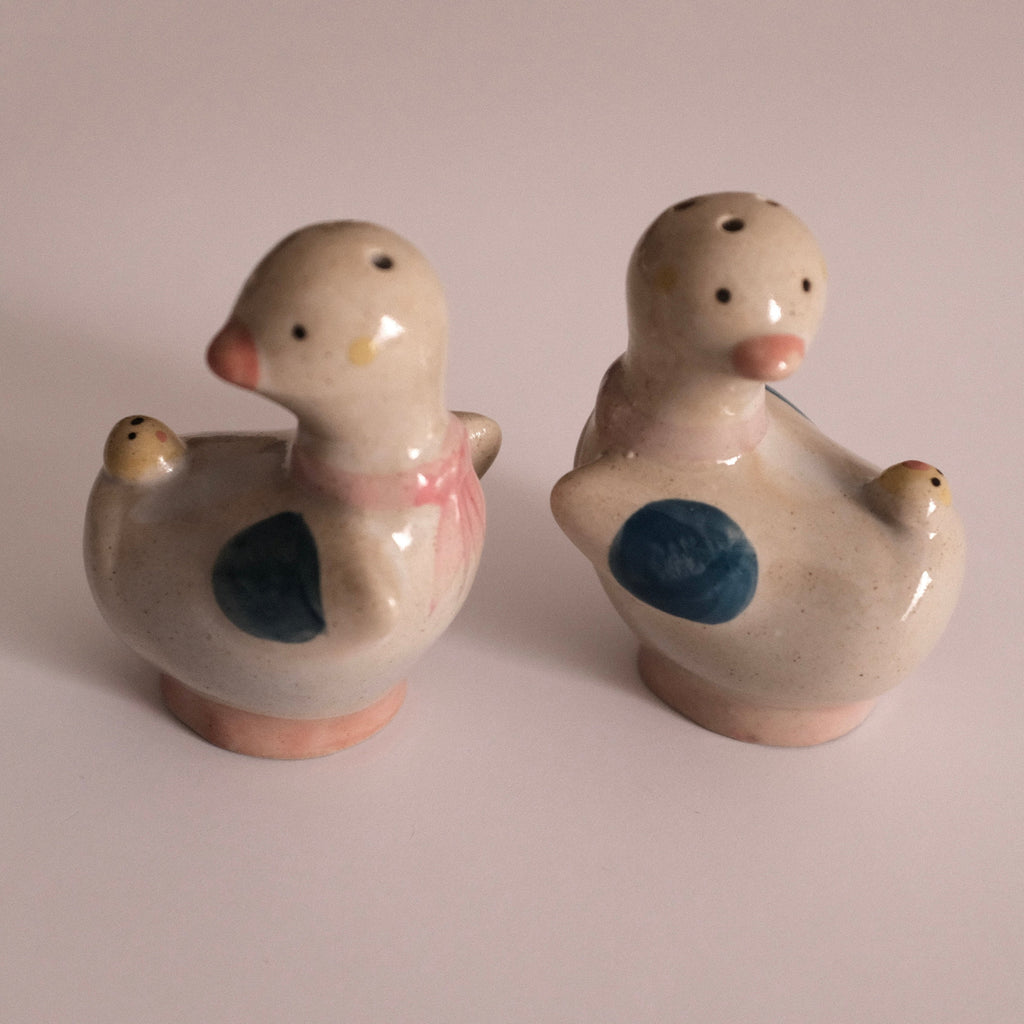 DAISY Duck Retro Ceramic Salt Pepper Condiment Shaker Bottle Duo Set