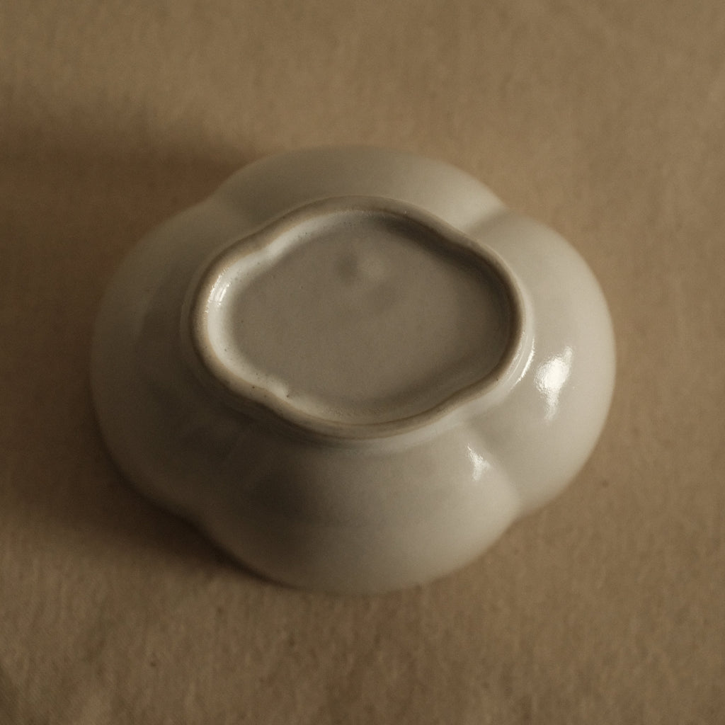 East Table Dolce Mokko Papaya Shape Yuki Snow White Small Bowl