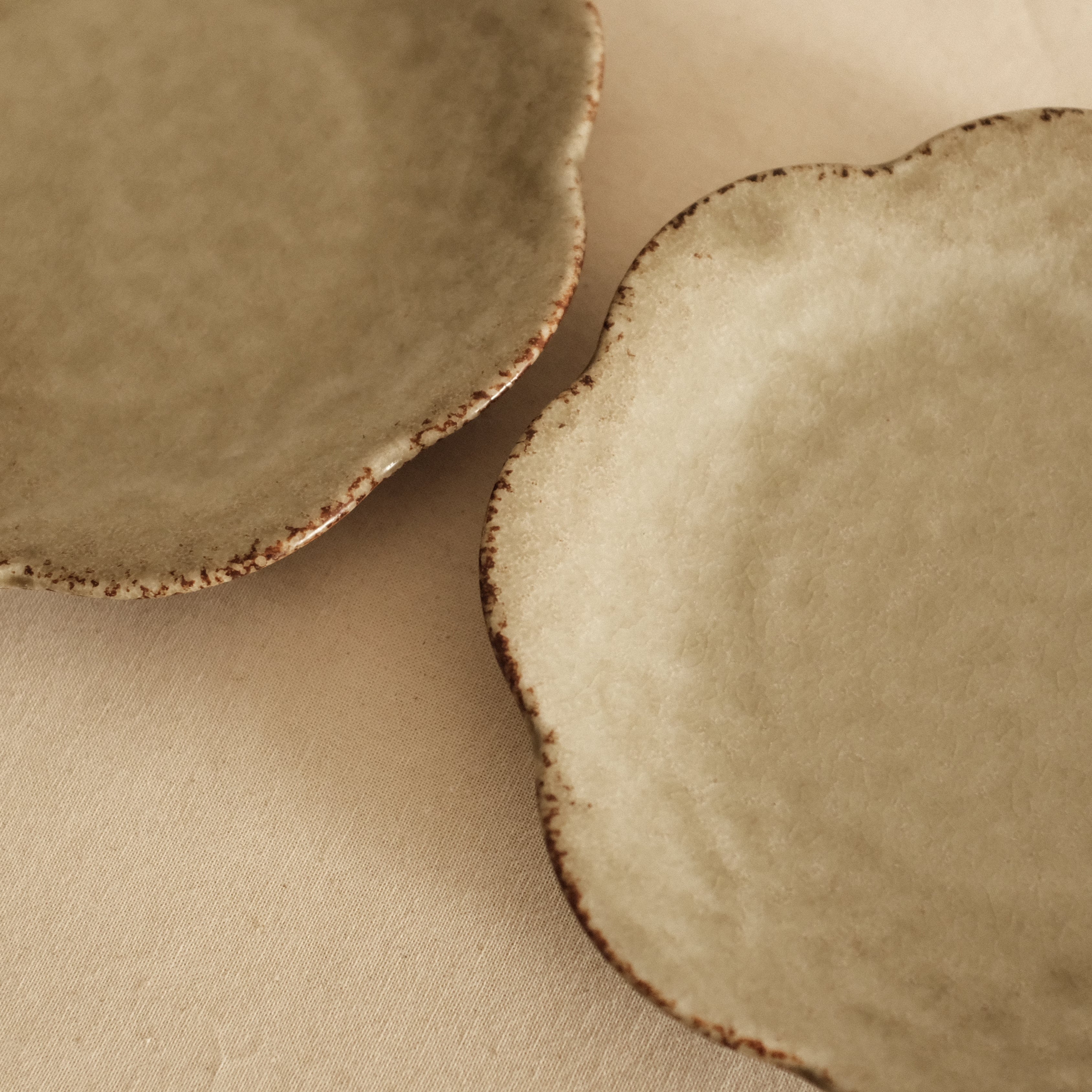 Gozan Kiln Waka Yanagi Willow Hana Flower Shape Flat Plate