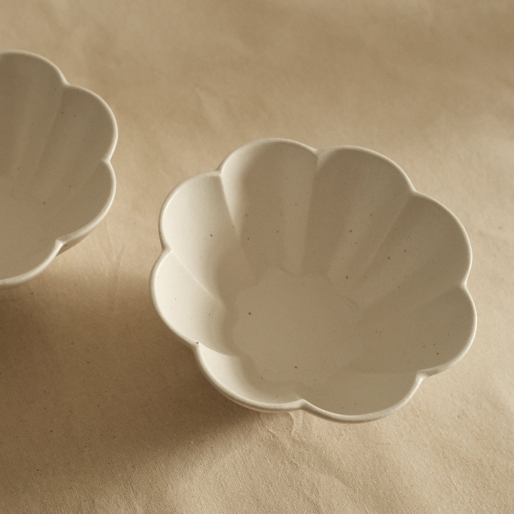 East Table Hanasaki Flower Shape Yuki Snow White Deep Bowl