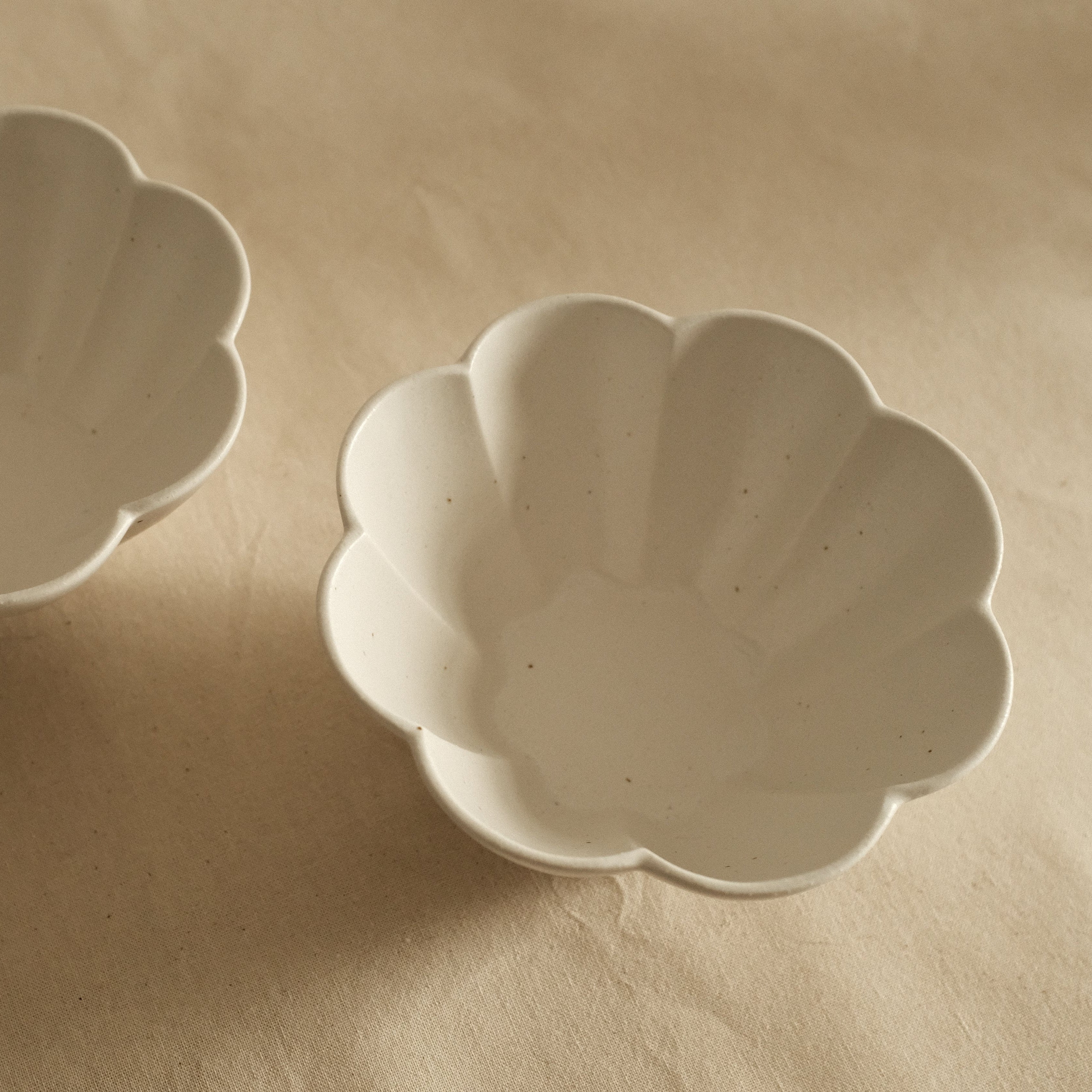East Table Hanasaki Flower Shape Yuki Snow White Deep Bowl