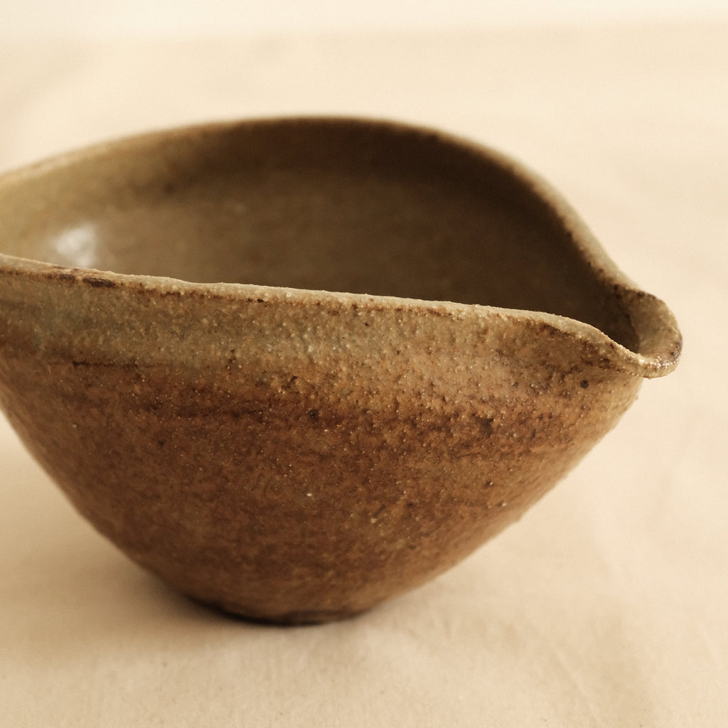 Shizuka Oikawa Iron Glazed Tear Drop Shape Small Katakuchi Bowl with Spout