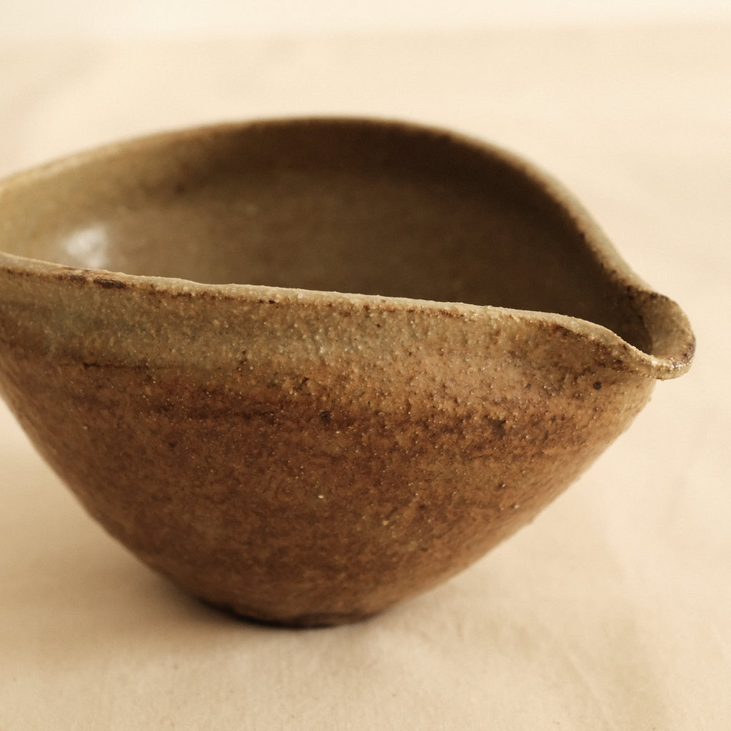 Shizuka Oikawa Iron Glazed Tear Drop Shape Large Katakuchi Bowl with Spout
