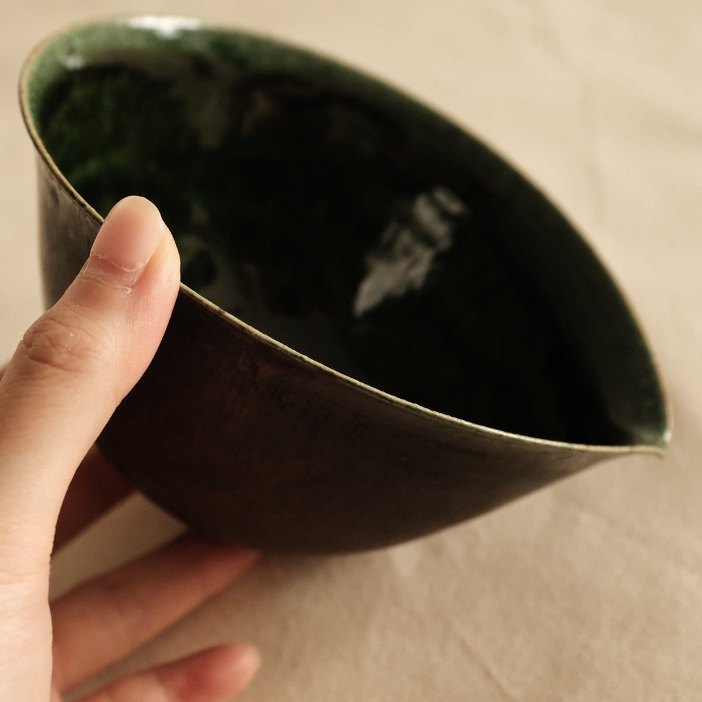 Kuroki Taira Oribe Green Glaze Tear Drop Shaped Katakuchi Bowl with Spout