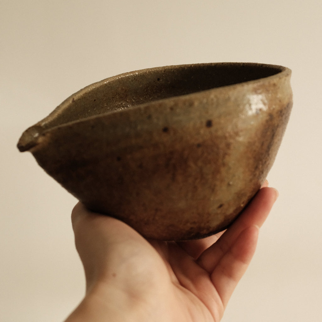 Shizuka Oikawa Iron Glazed Tear Drop Shape Large Katakuchi Bowl with Spout