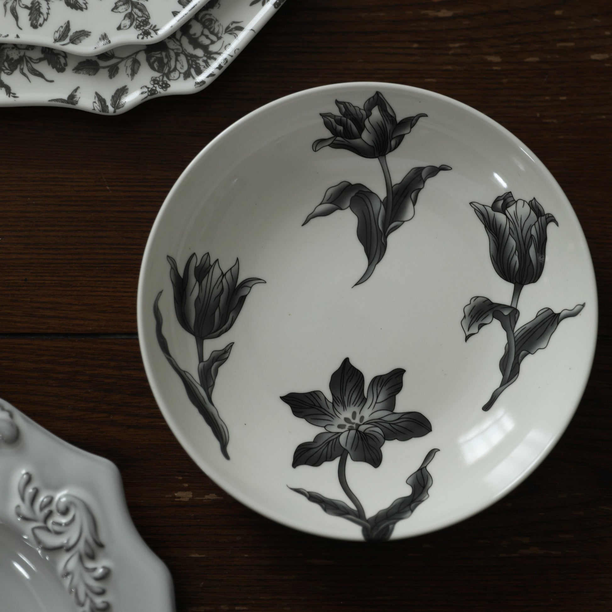 ADRIENNE Retro In-Glaze Ash Tulip Ceramic Plate