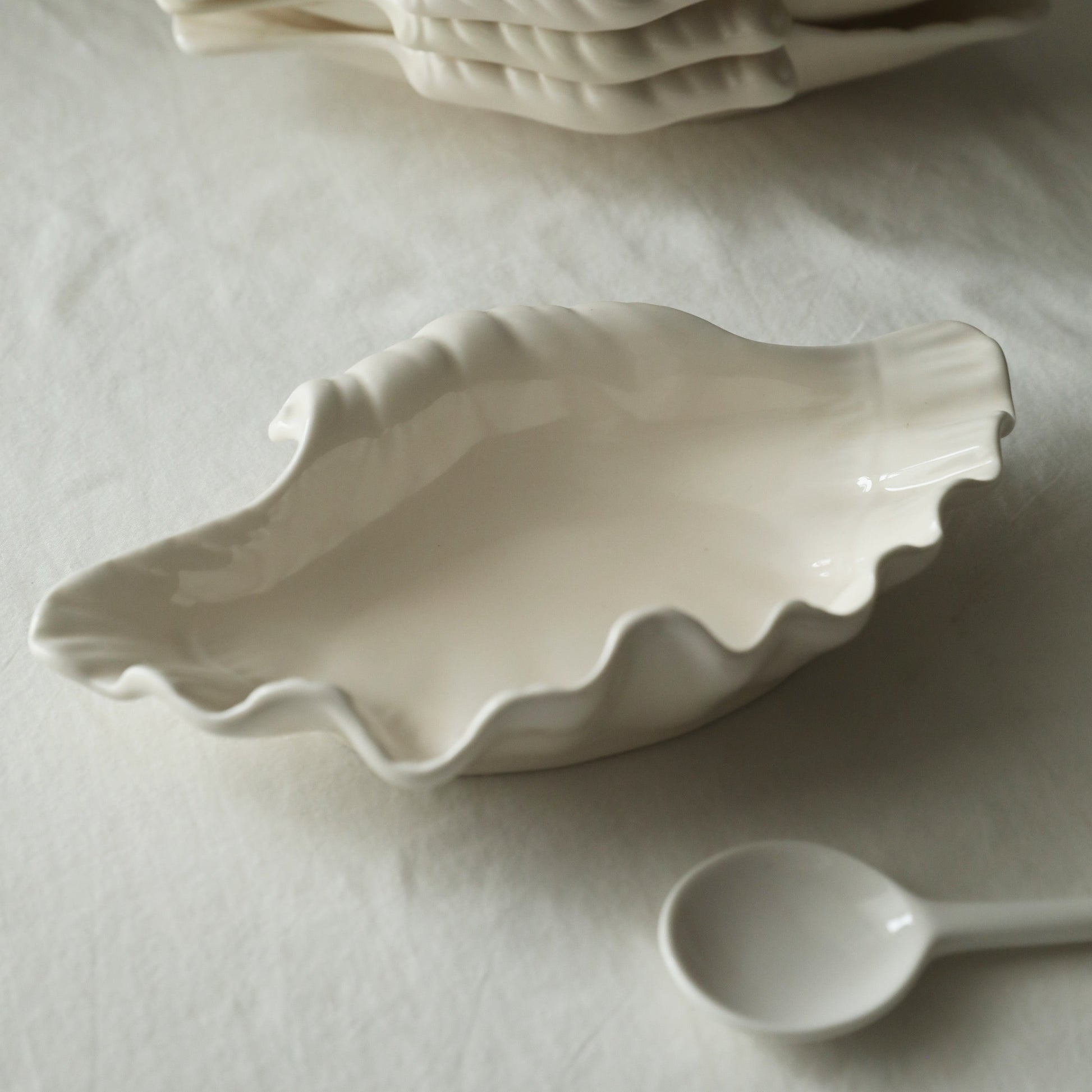 APHRODITE Retro Sea Shell Ivory Ceramic Dish