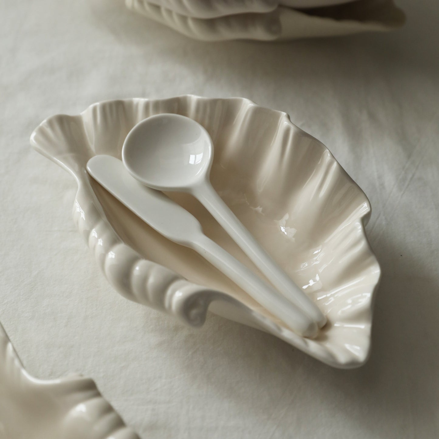 APHRODITE Retro Sea Shell Ivory Ceramic Dish