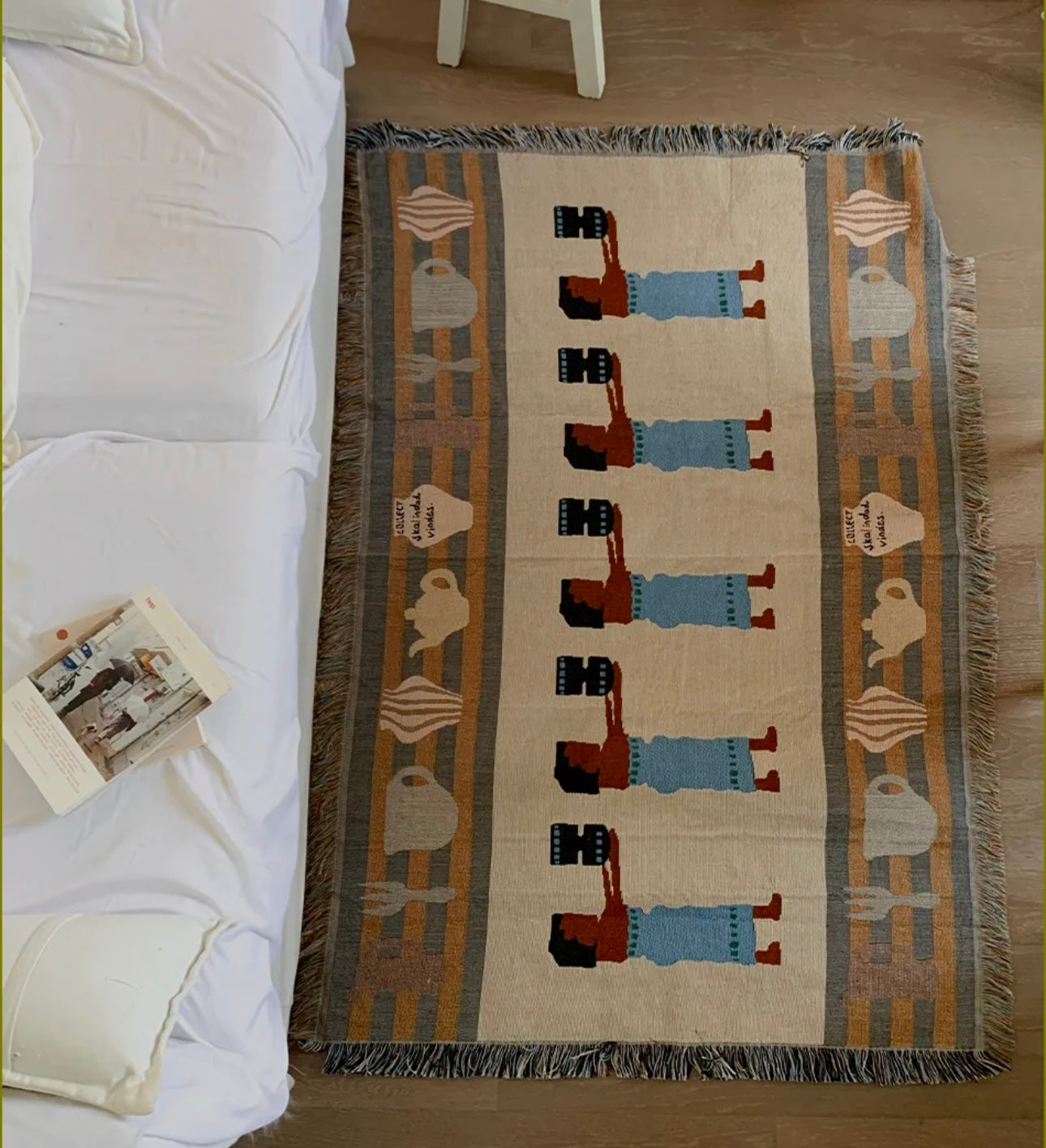 LES FILLES AU VASE Retro Style Girls with the Vase Large Decorative Tapestry with Fringe Blanket