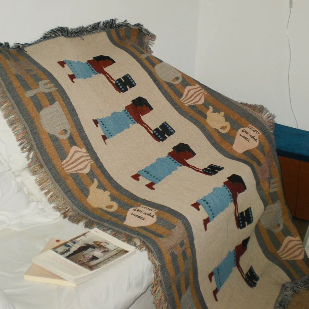 LES FILLES AU VASE Retro Style Girls with the Vase Large Decorative Tapestry with Fringe Blanket