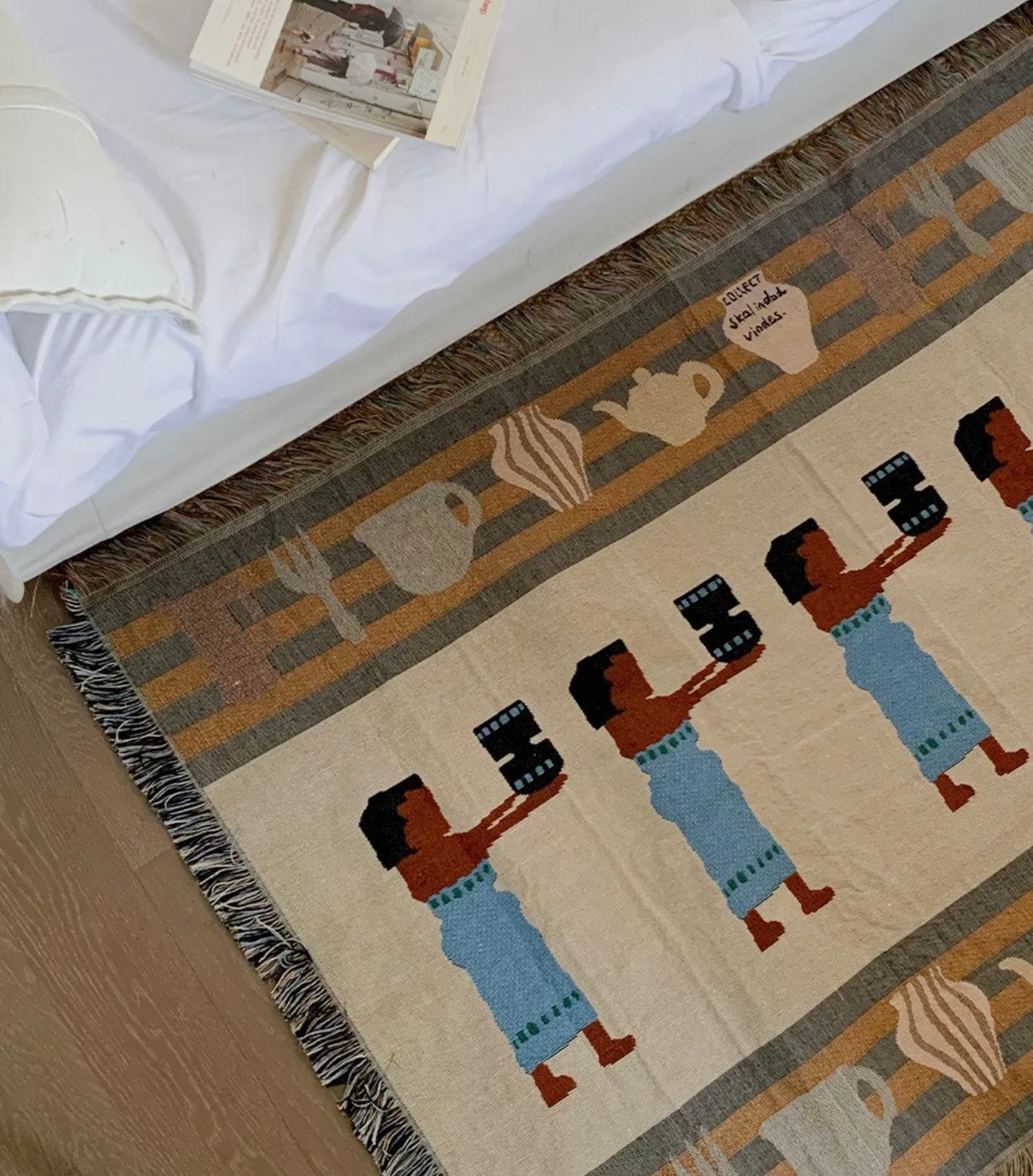 LES FILLES AU VASE Retro Style Girls with the Vase Large Decorative Tapestry with Fringe Blanket