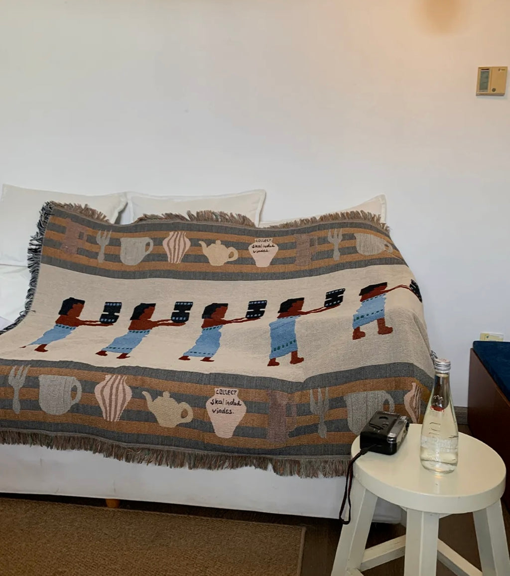 LES FILLES AU VASE Retro Style Girls with the Vase Large Decorative Tapestry with Fringe Blanket
