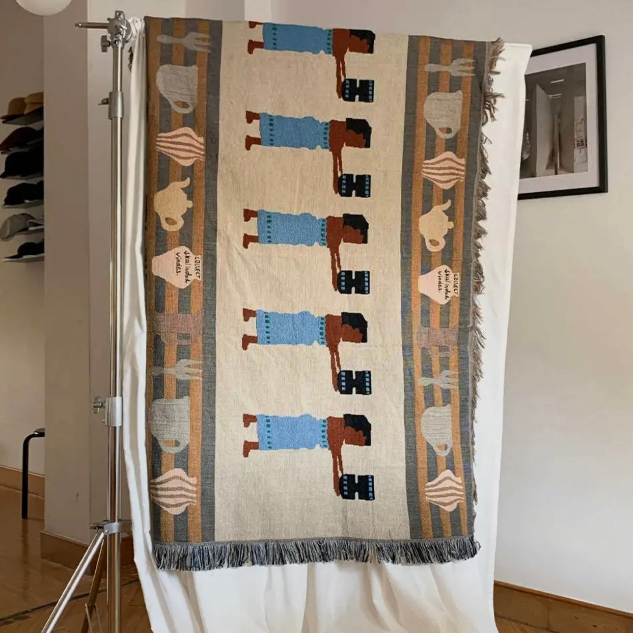 LES FILLES AU VASE Retro Style Girls with the Vase Large Decorative Tapestry with Fringe Blanket