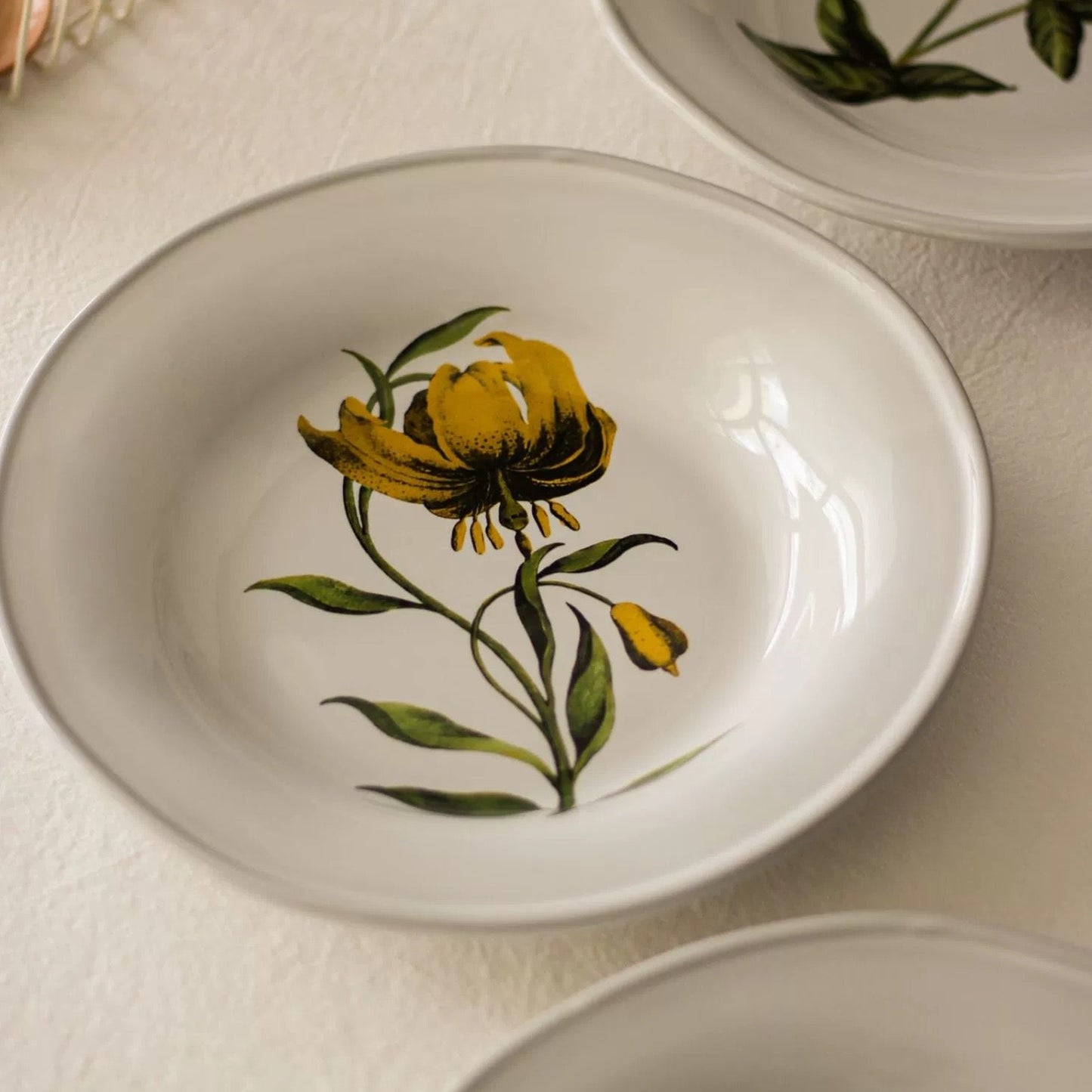 LA FLEUR Yellow Lilium Glacier Lily Flower French Retro Plate