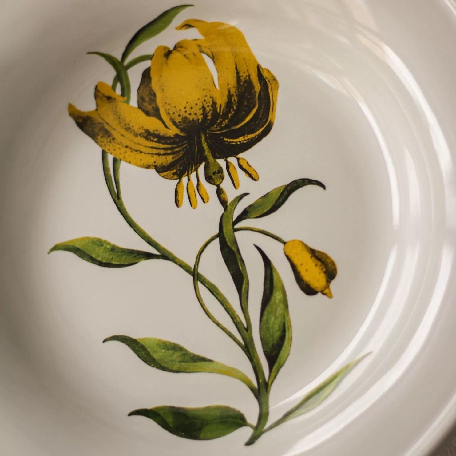 LA FLEUR Yellow Lilium Glacier Lily Flower French Retro Plate