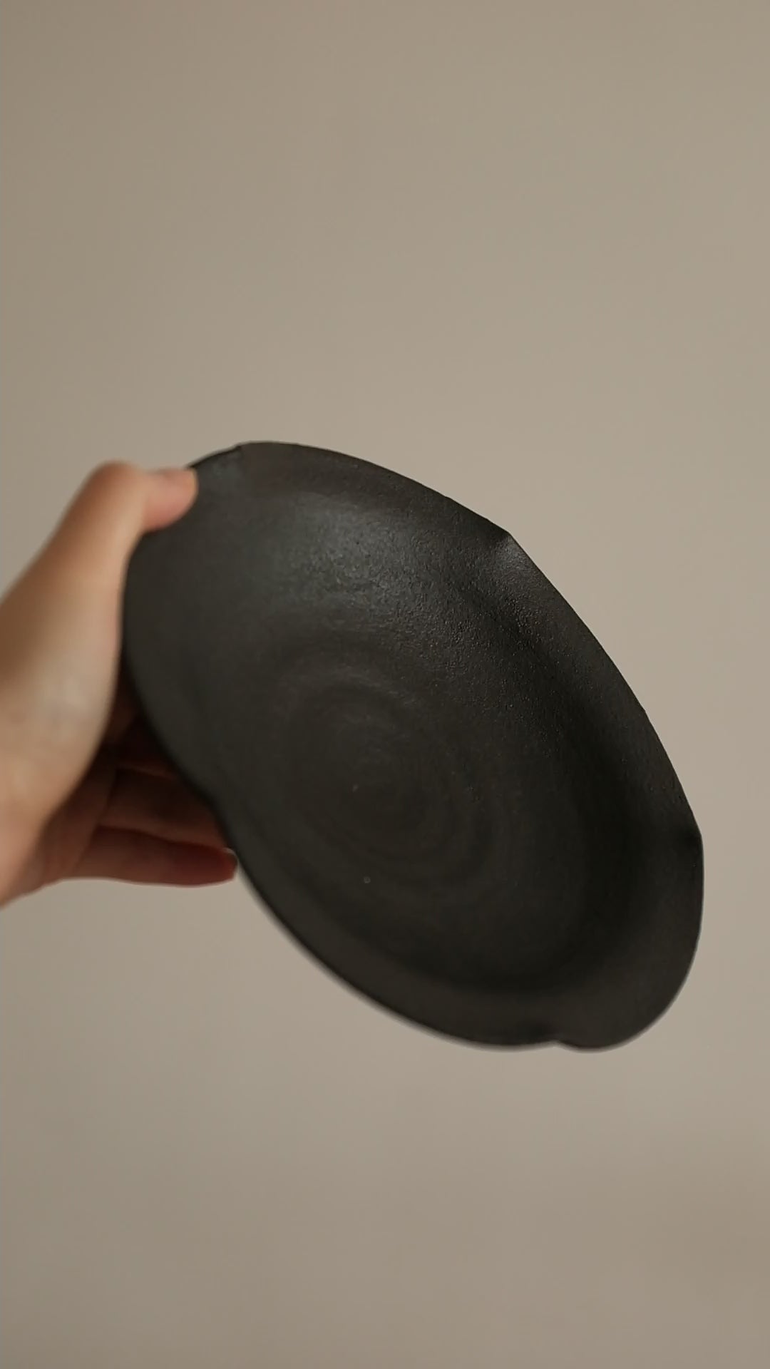 Yu Li Handmade Ebony Black Floral Rim Plate Dish Black Glaze Underglazed Stoneware